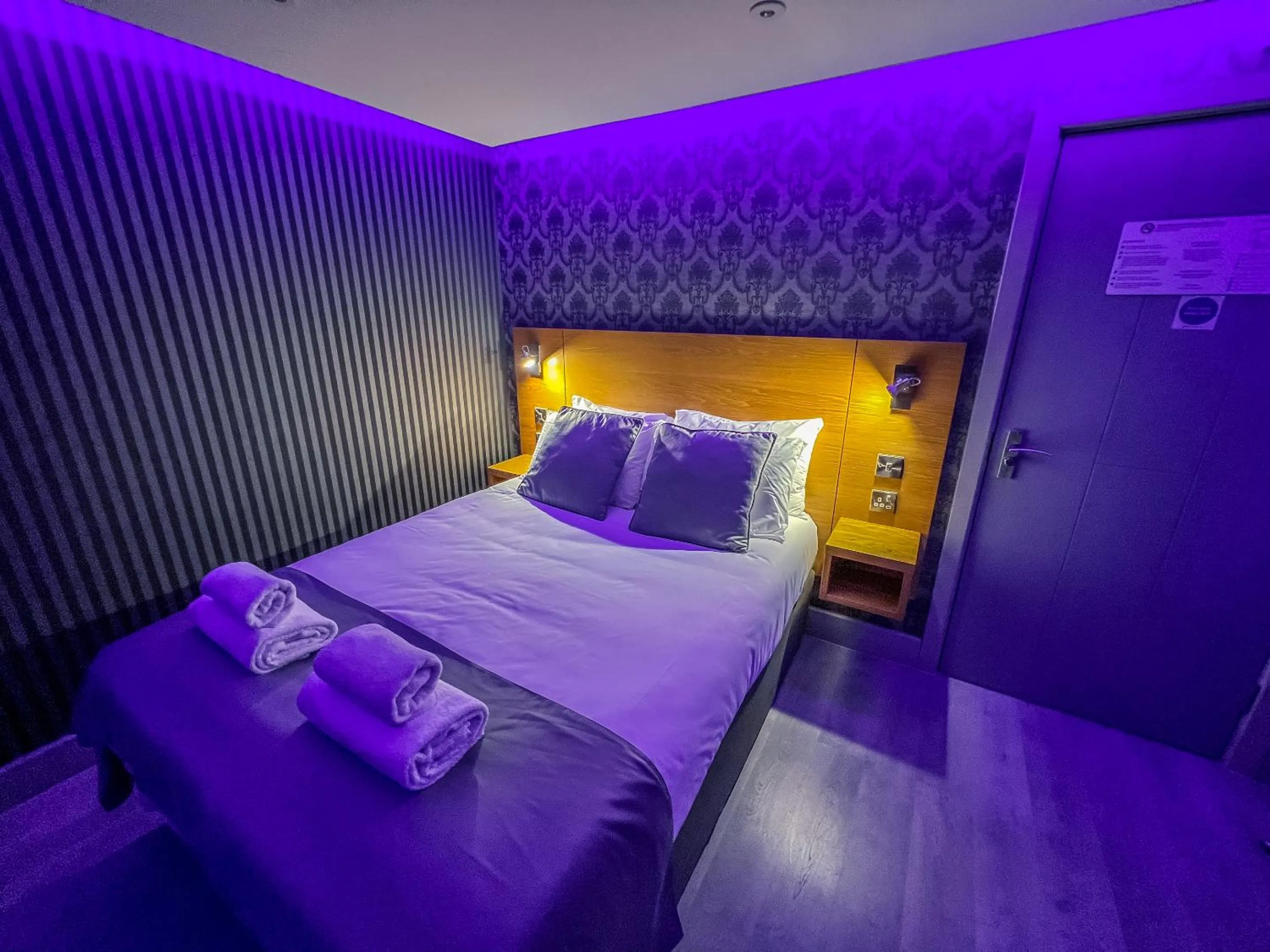 Bedroom, Bed in Quayside Hotel & Bar