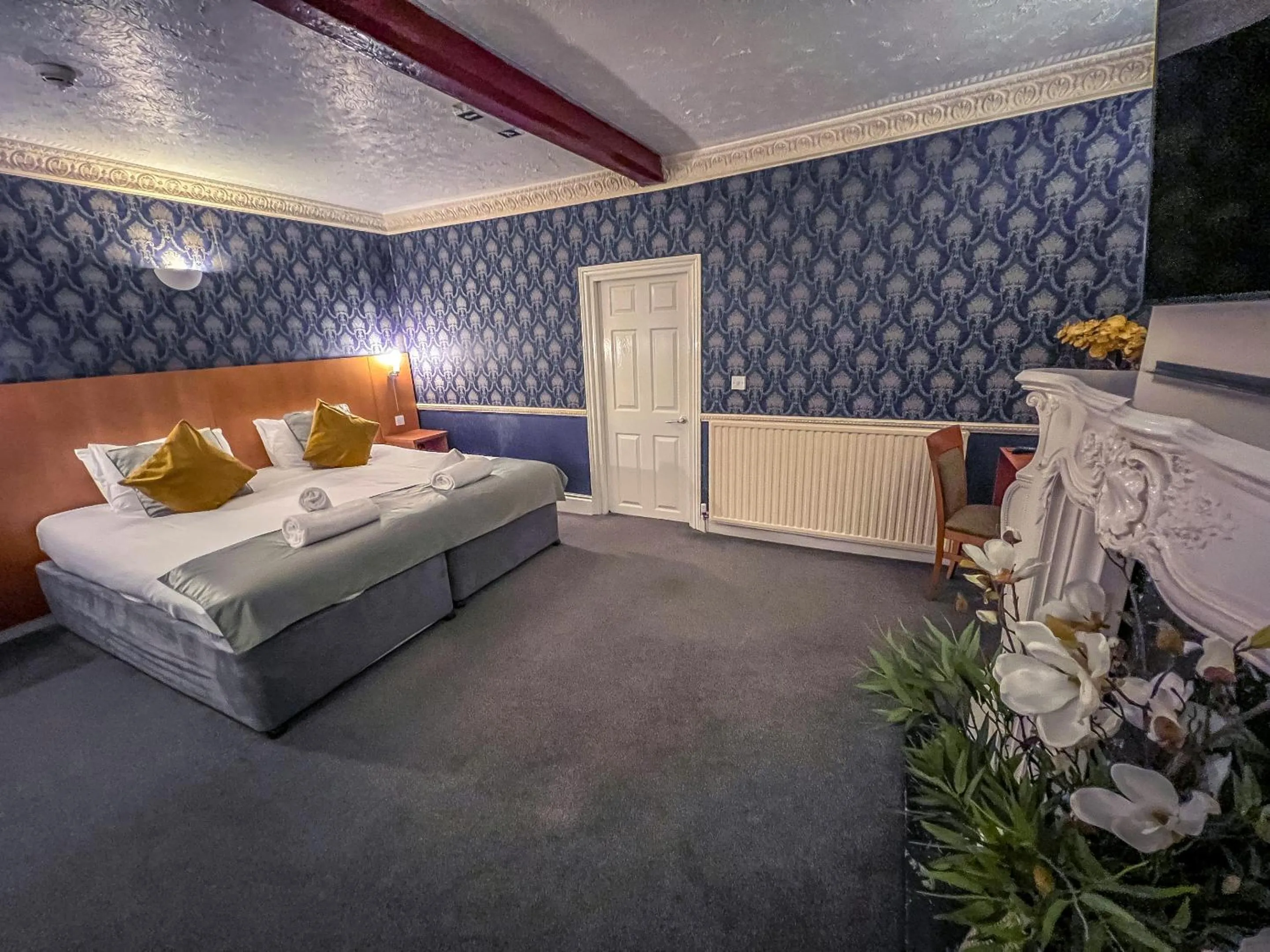 Bedroom, Bed in Quayside Hotel & Bar