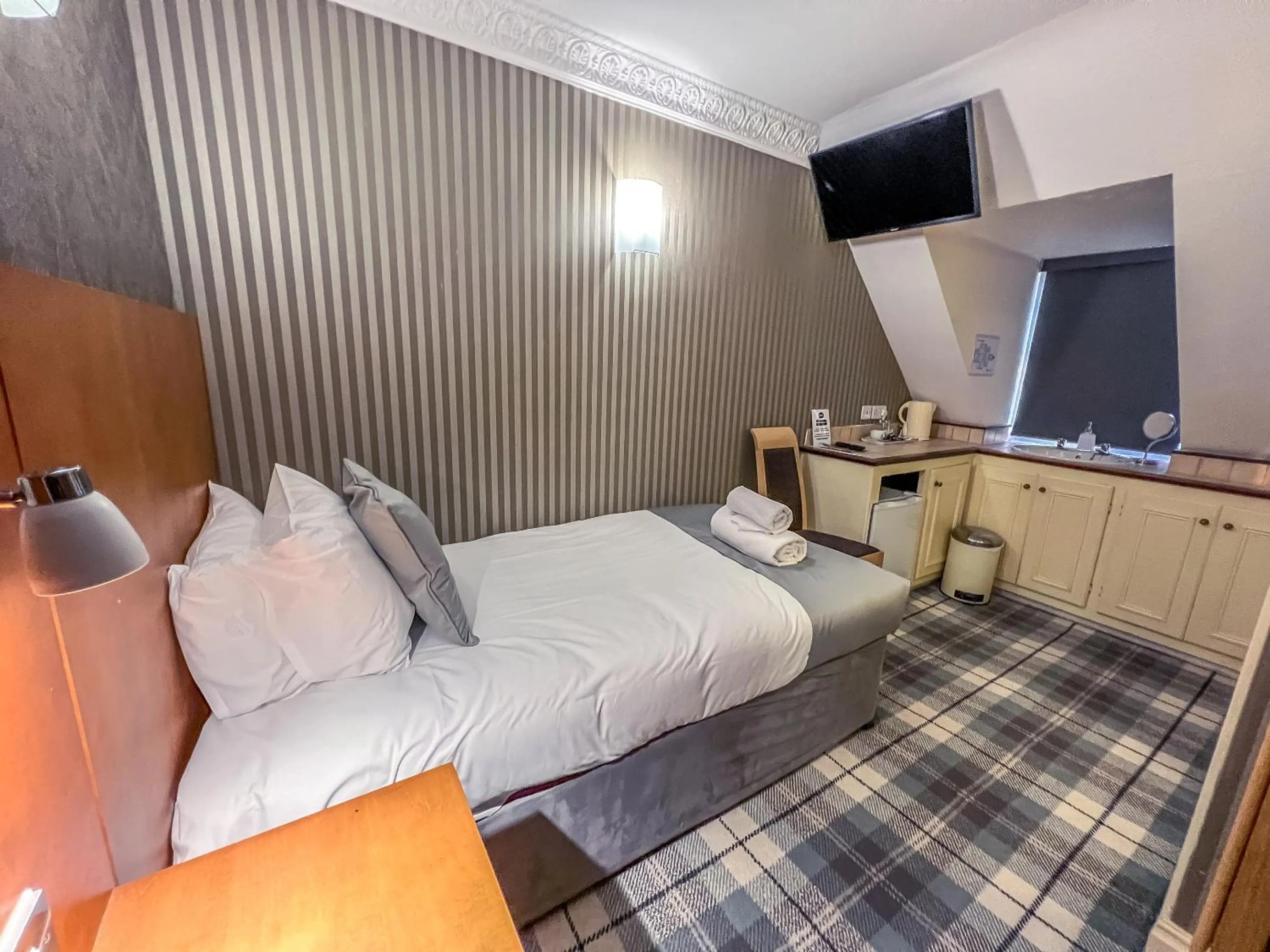 Bedroom, Bed in Quayside Hotel & Bar