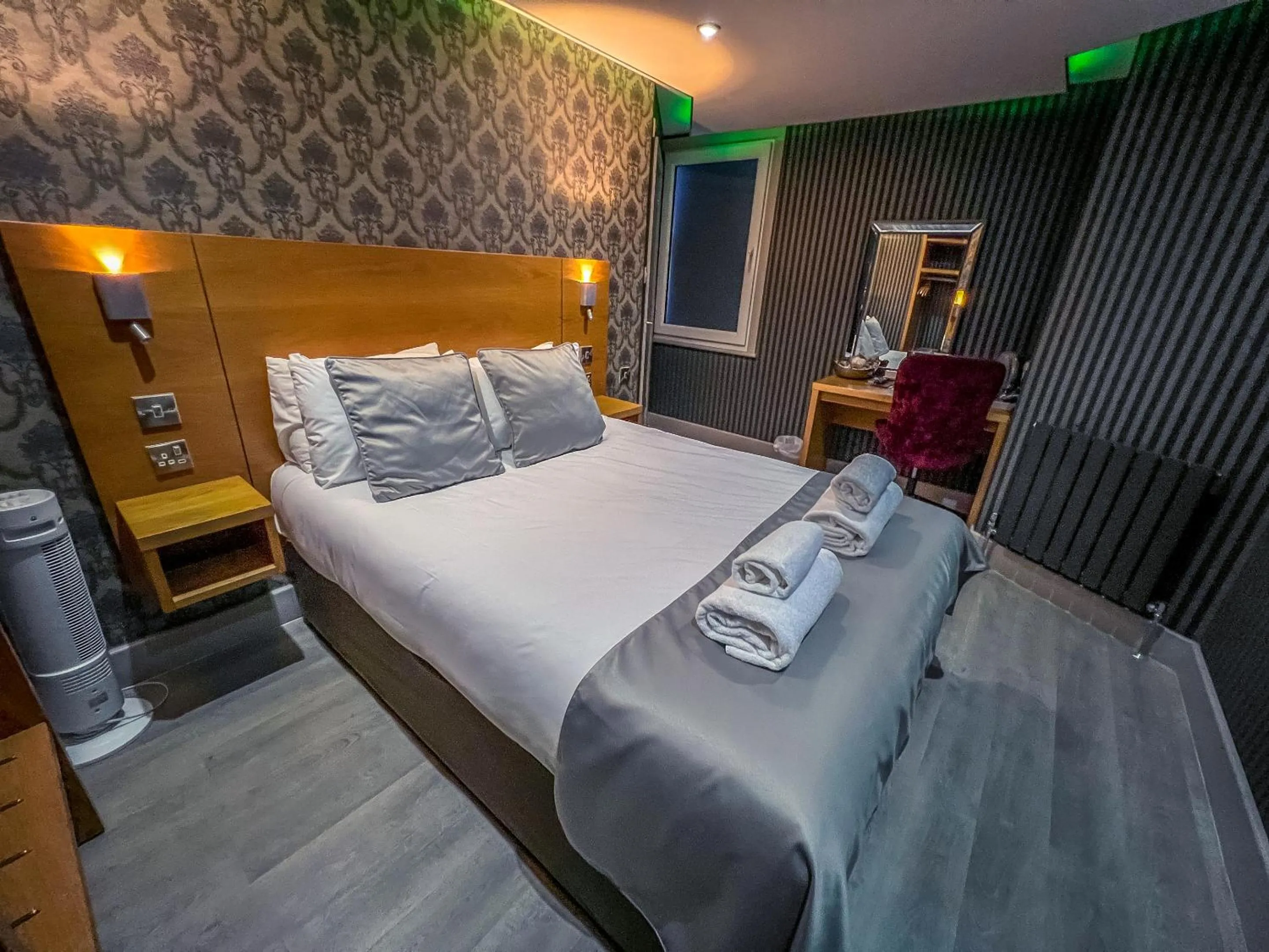 Bedroom, Bed in Quayside Hotel & Bar