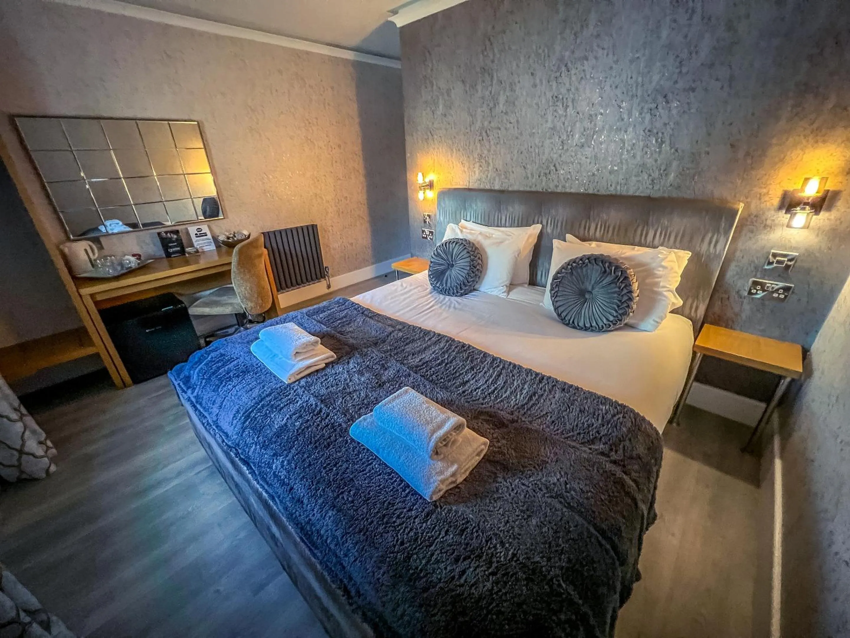 Bedroom, Bed in Quayside Hotel & Bar