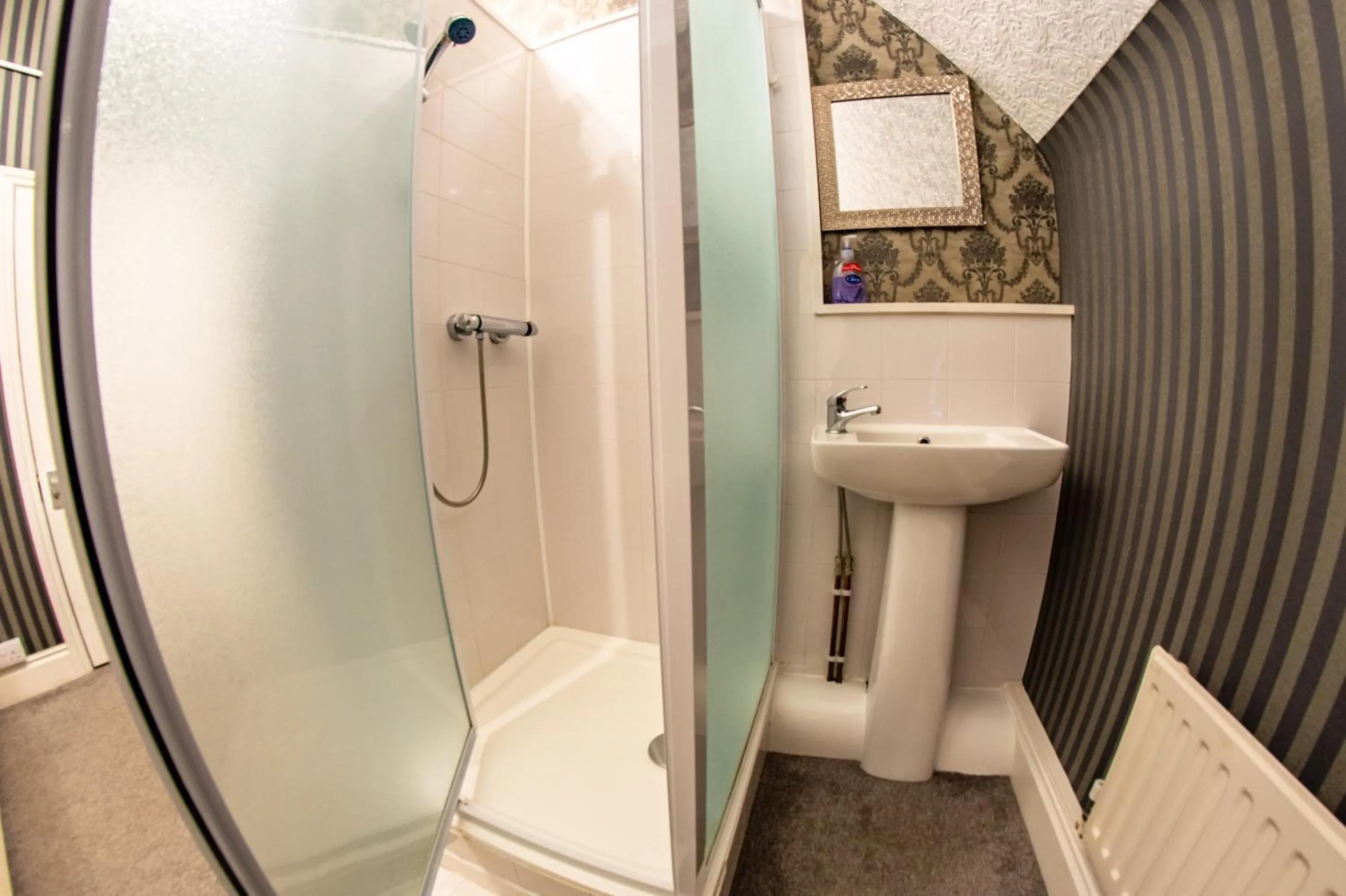 Bathroom in Quayside Hotel & Bar