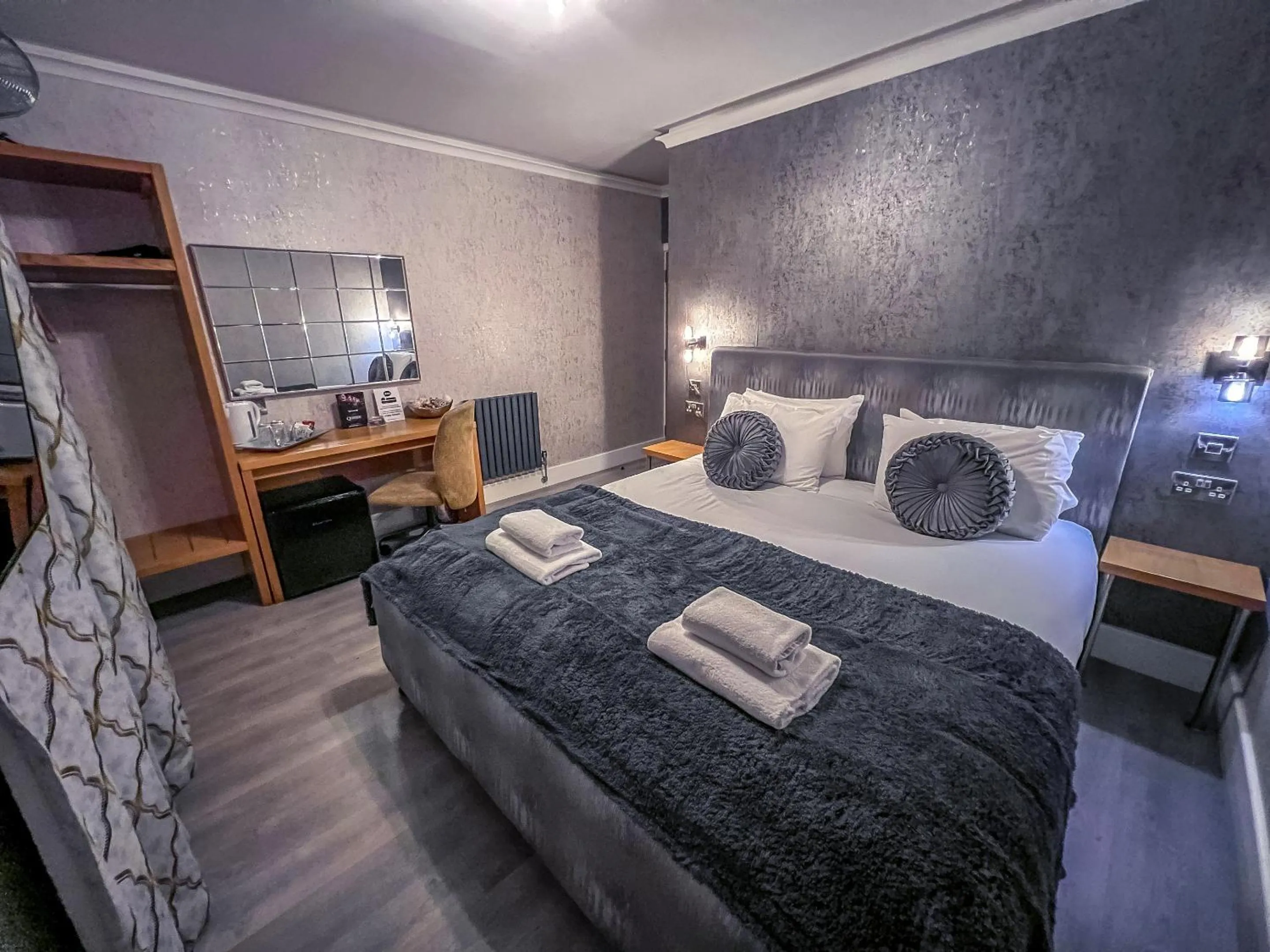 Bedroom, Bed in Quayside Hotel & Bar