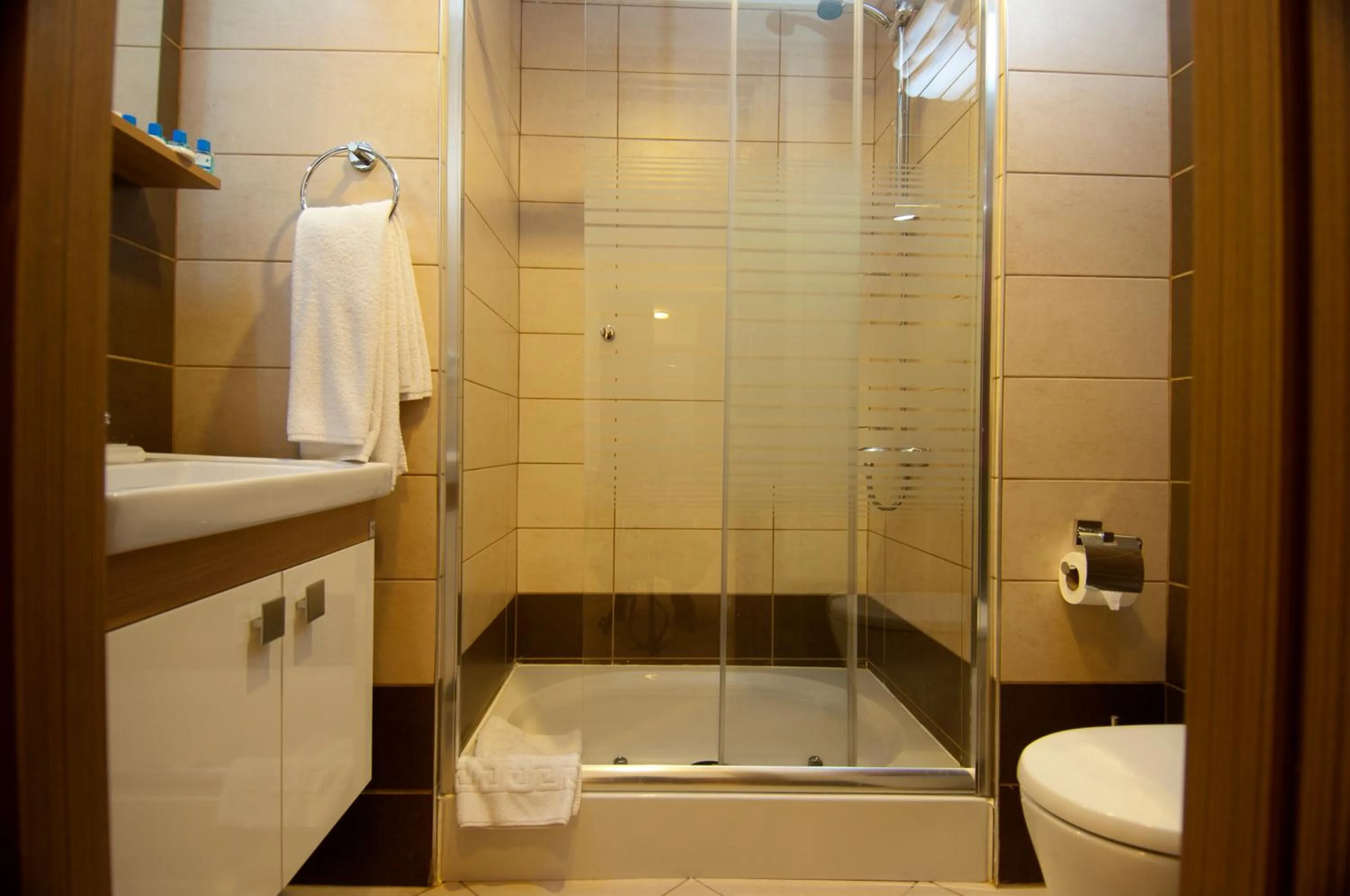 Shower in Supreme Hotel