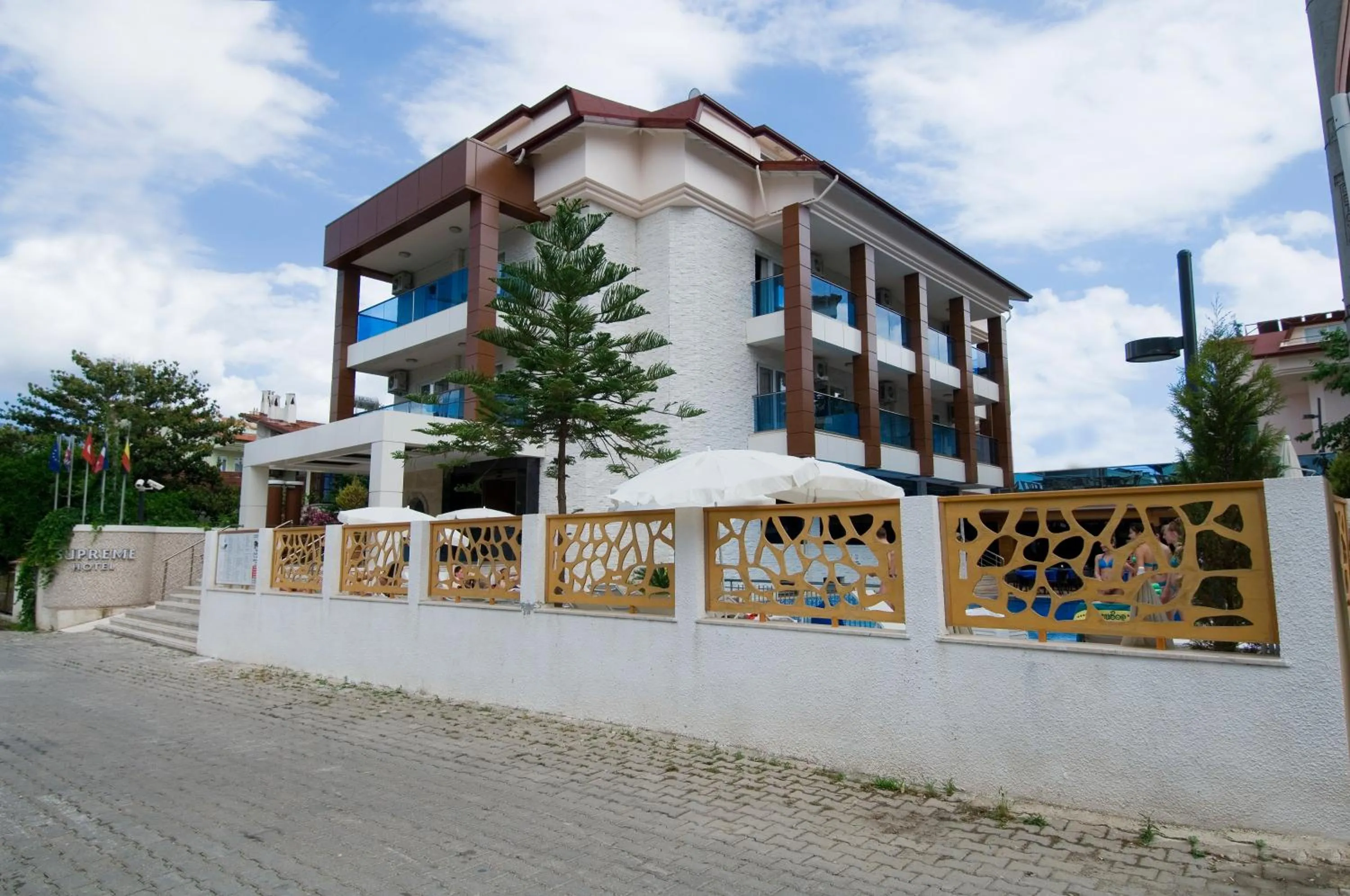 Facade/entrance in Supreme Hotel