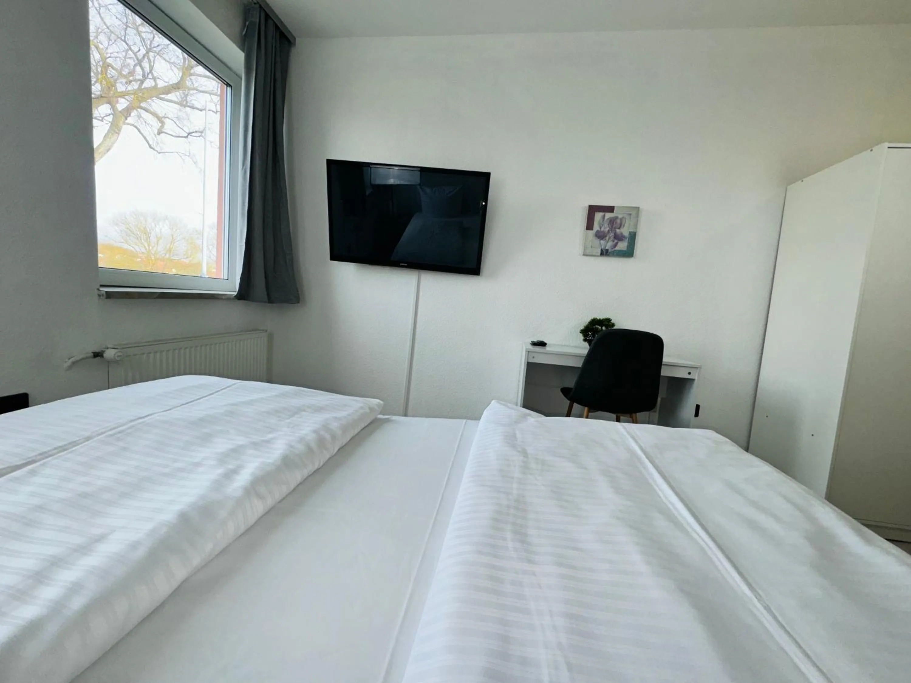 TV and multimedia, Bed in Hotel zum Rücking