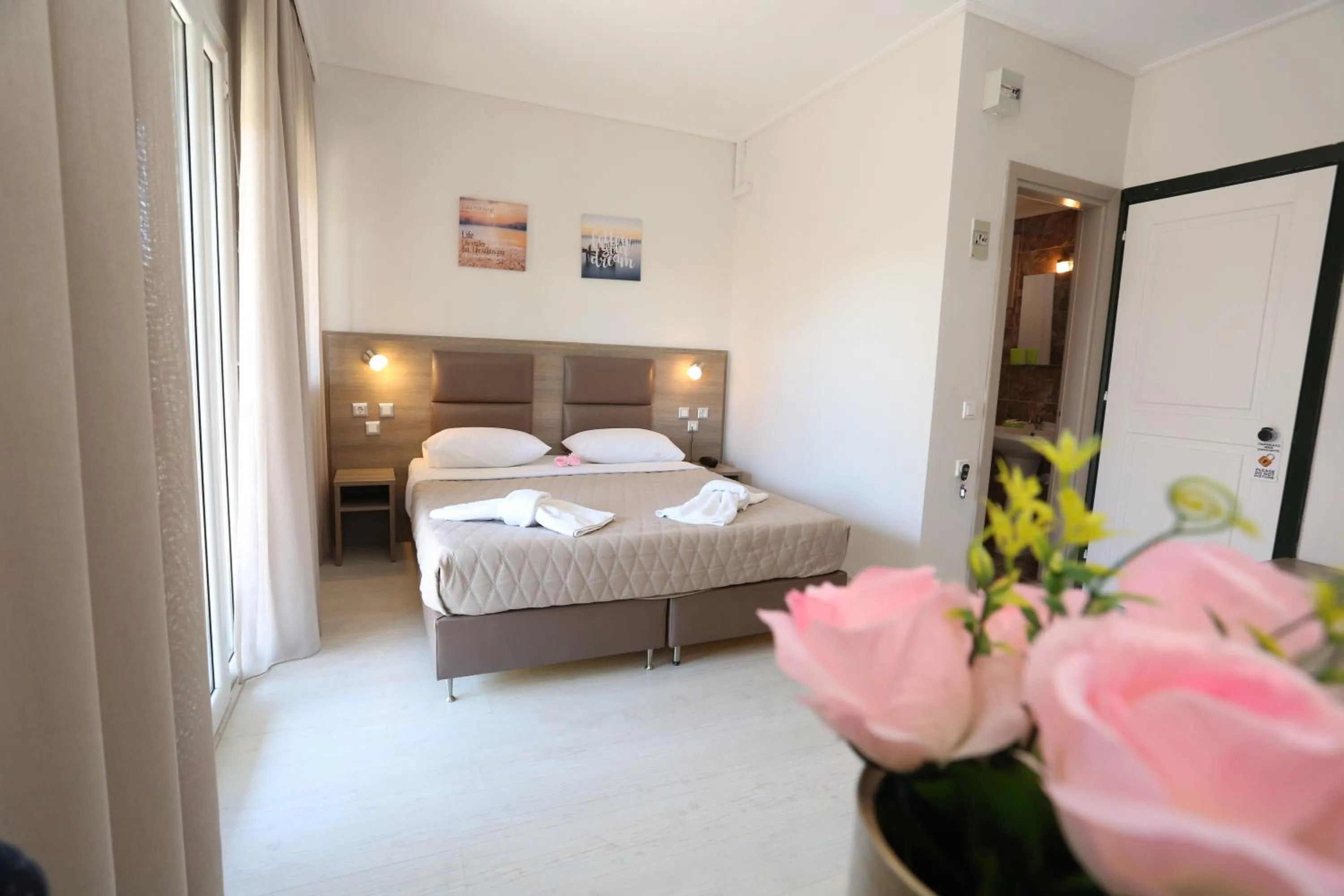 Bedroom, Bed in Sun Hotel