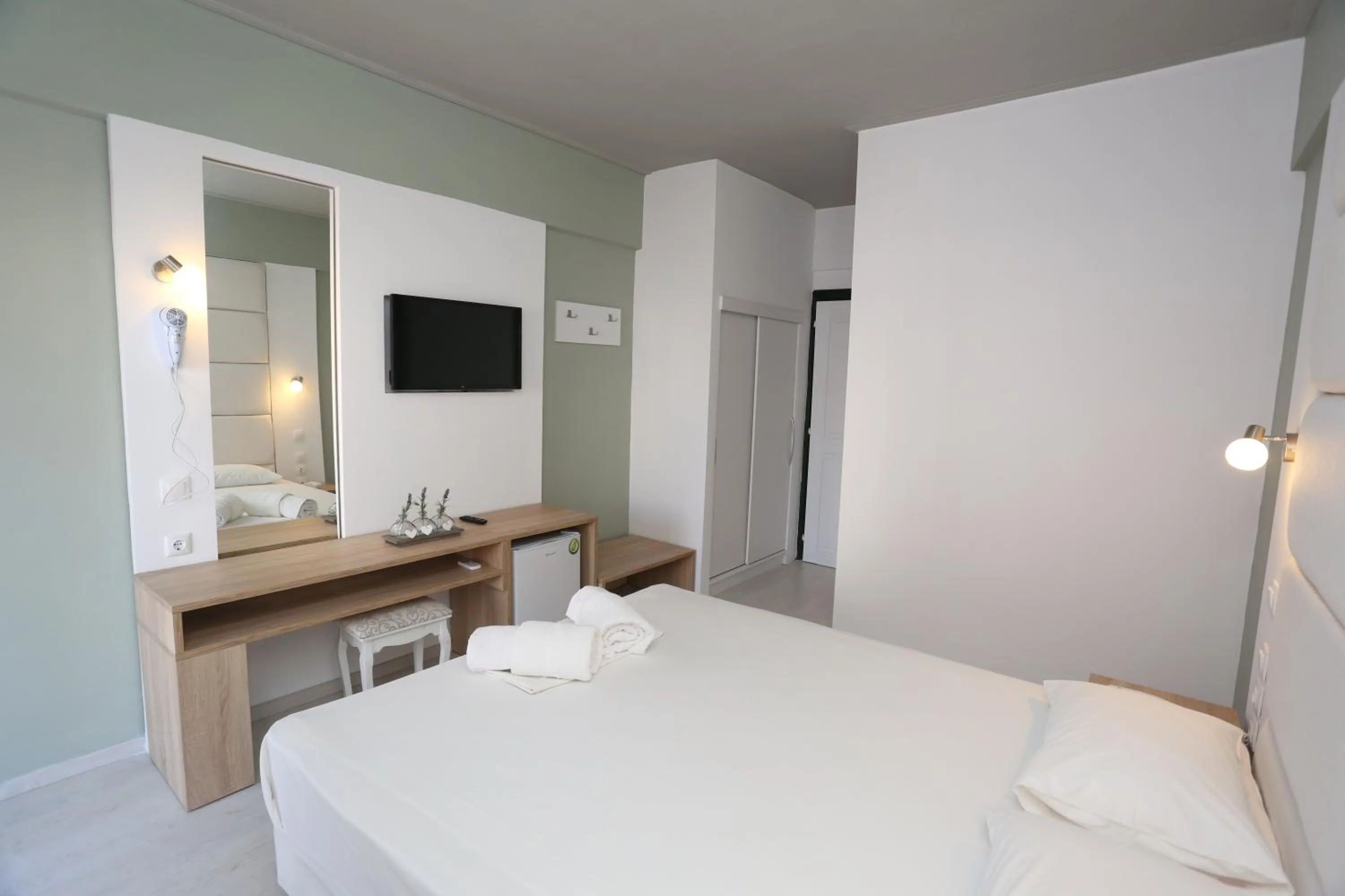 Photo of the whole room, Bed in Sun Hotel