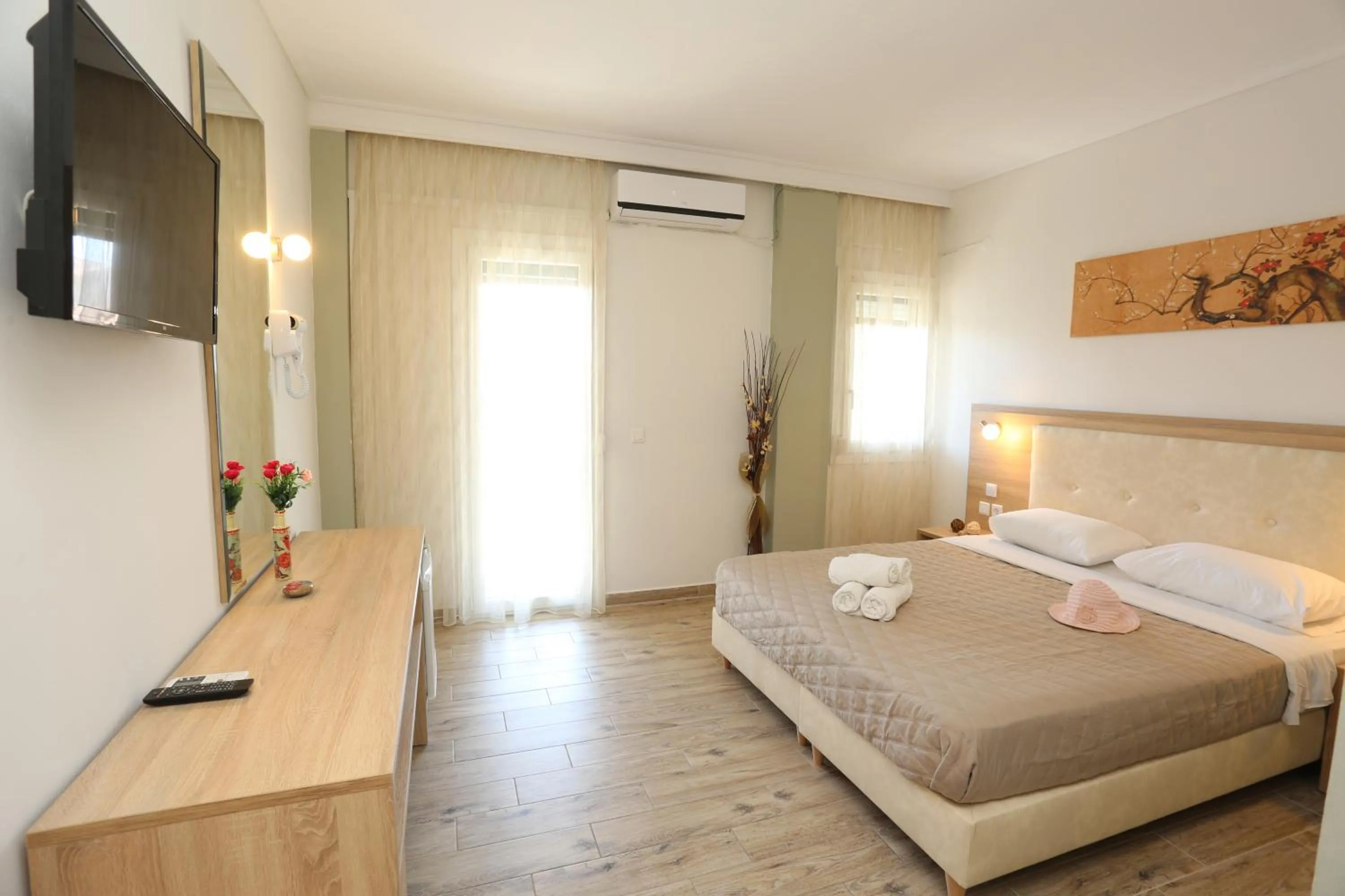 Photo of the whole room, Bed in Sun Hotel