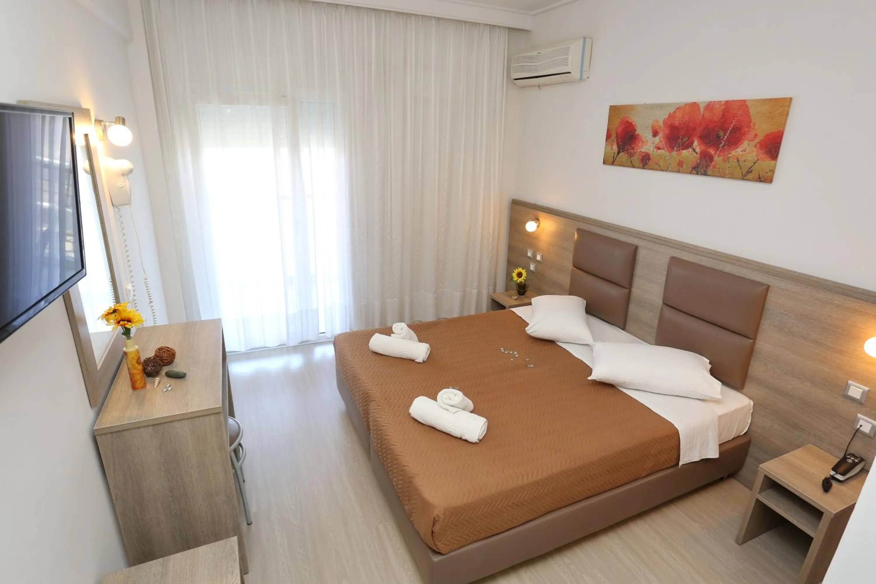 Photo of the whole room, Bed in Sun Hotel