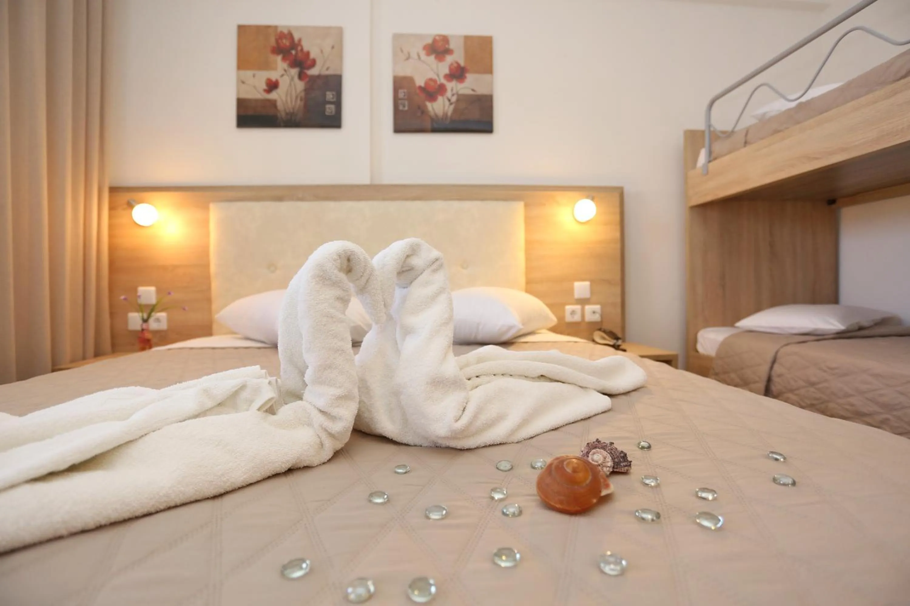 Bedroom, Bed in Sun Hotel