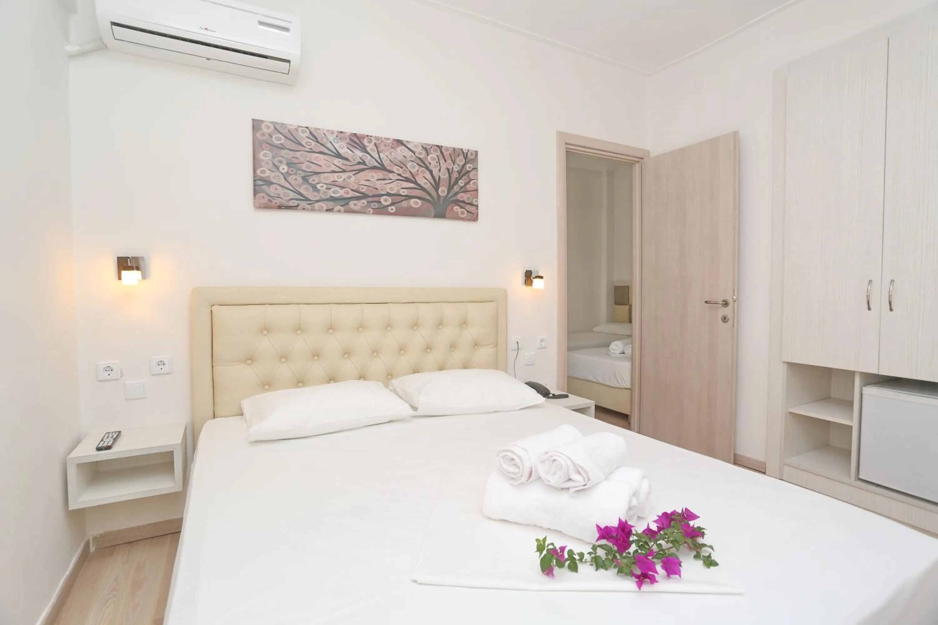 Bedroom, Bed in Sun Hotel