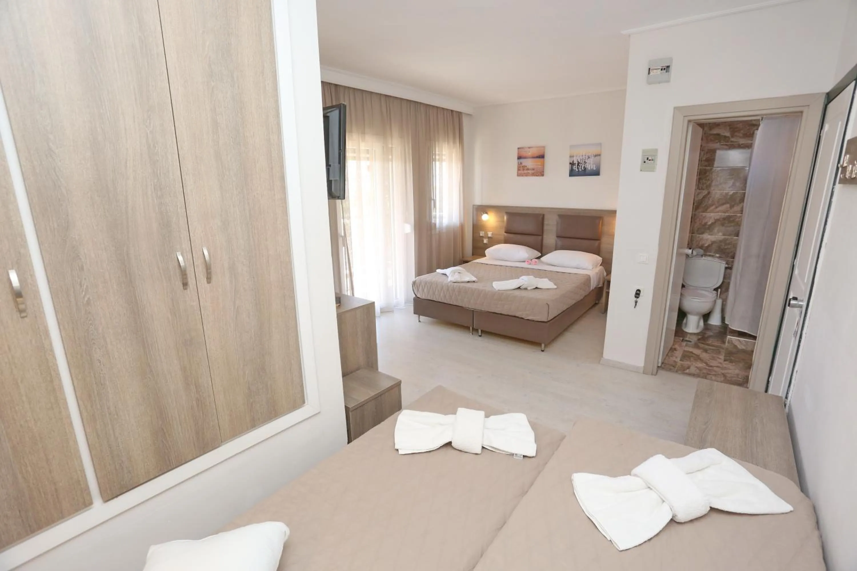 Bedroom, Bed in Sun Hotel