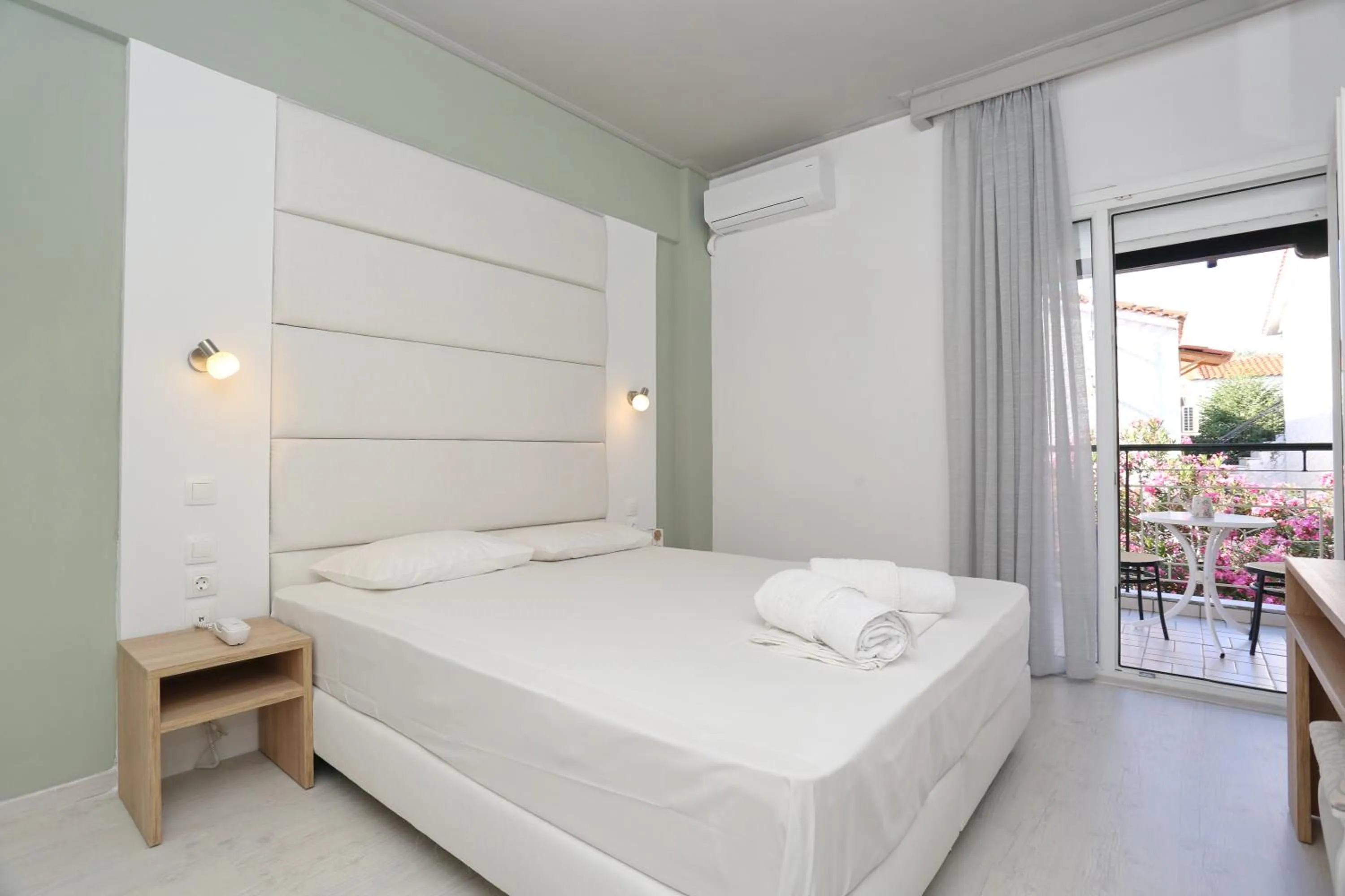 Photo of the whole room, Bed in Sun Hotel