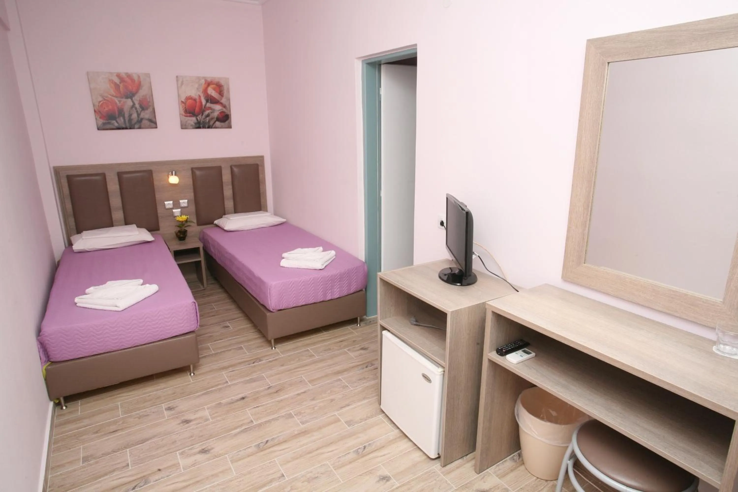 Bedroom, Bed in Sun Hotel