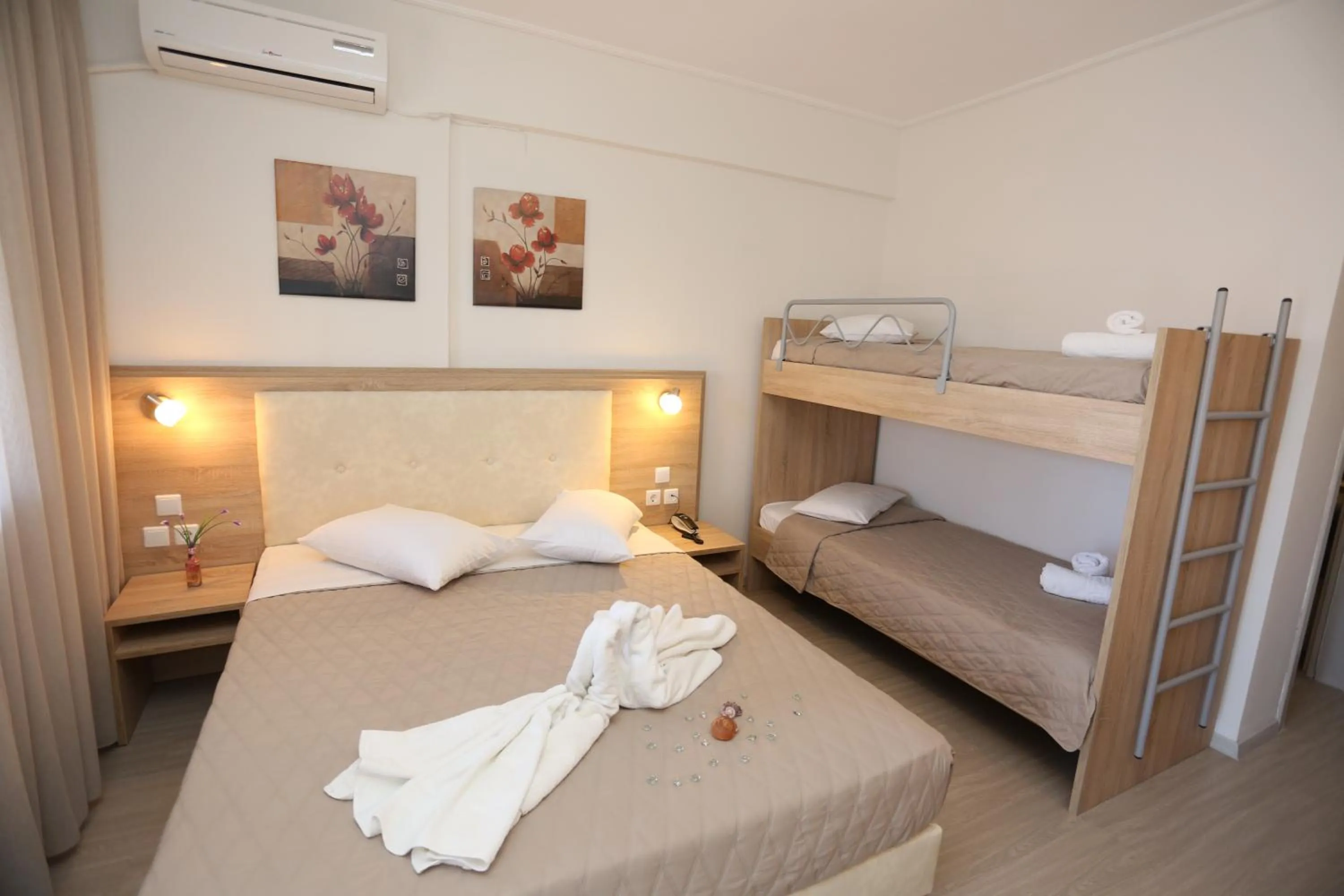 Bedroom, Bed in Sun Hotel