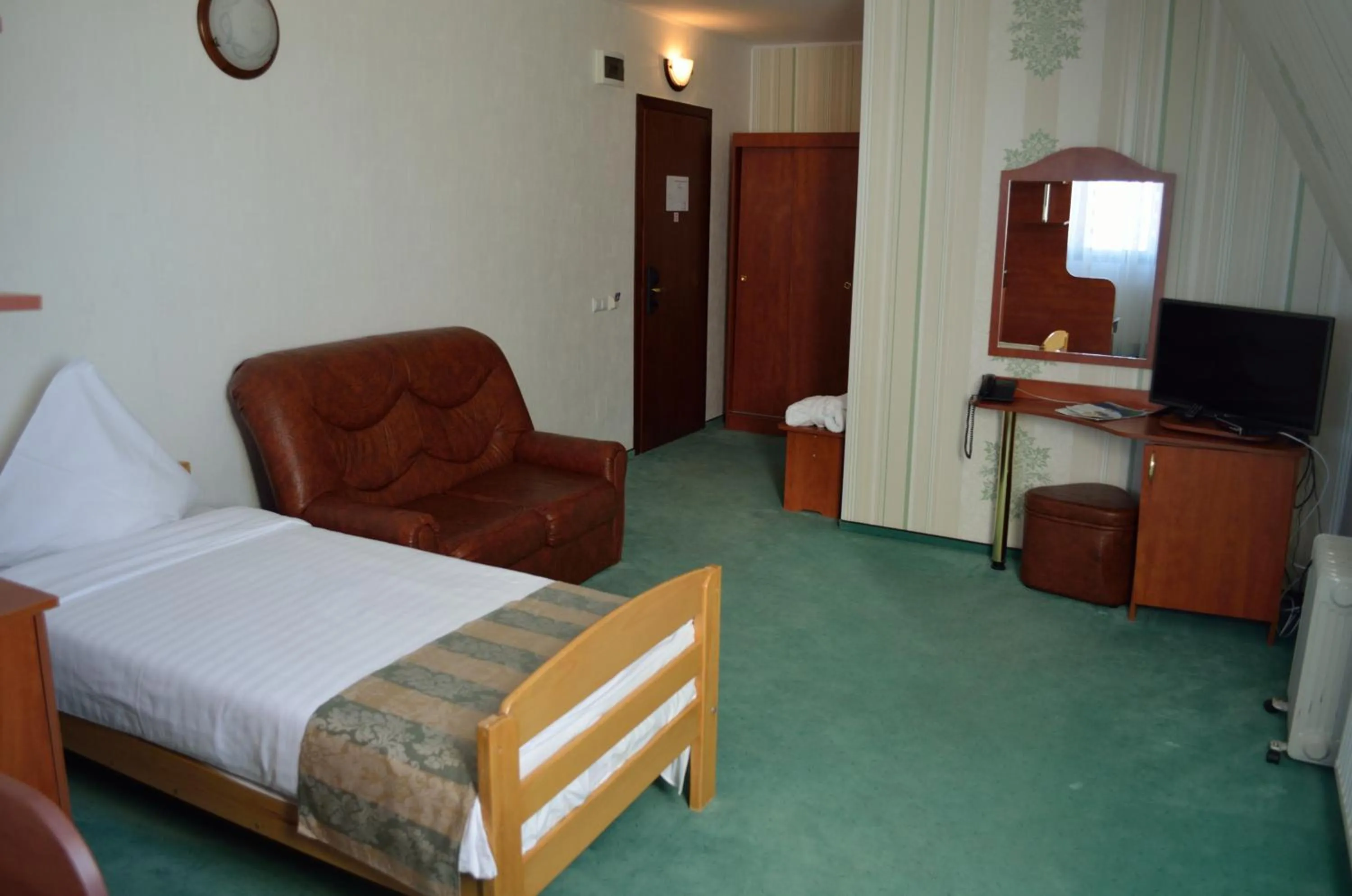 Living room, Bed in Hotel Rusu