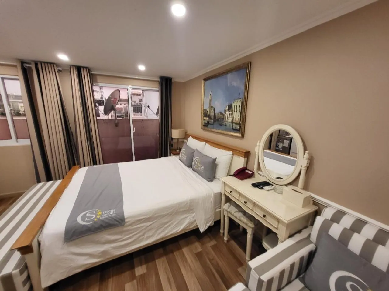 Bed in Saigon By Night Luxury Hotel