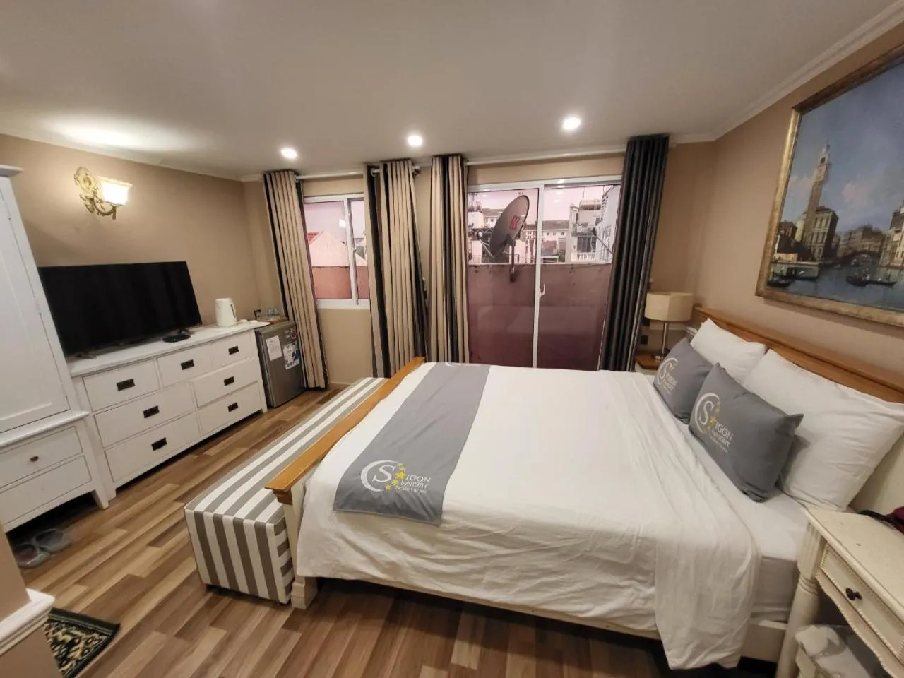 Bed in Saigon By Night Luxury Hotel