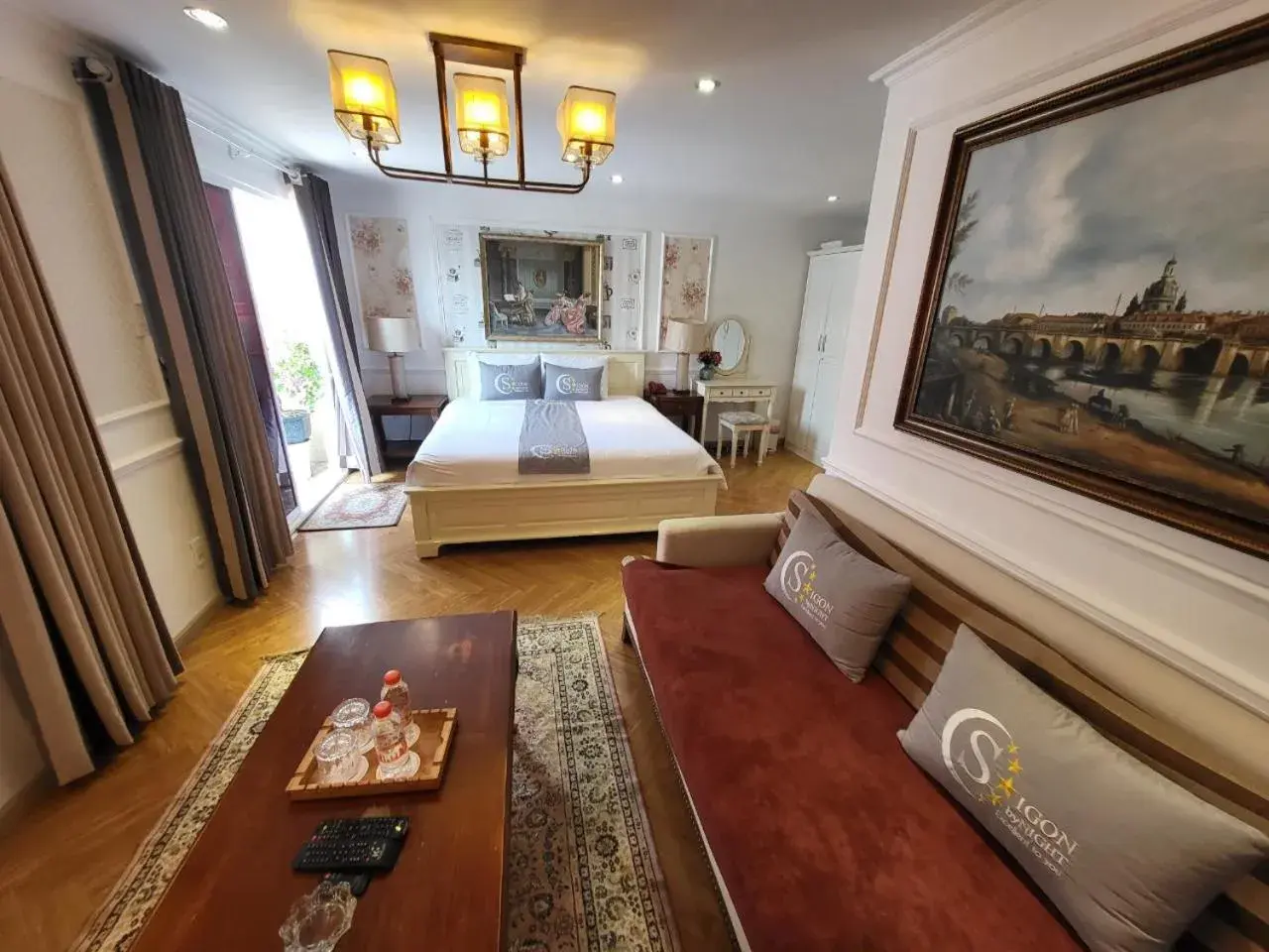 Premium Balcony in Saigon By Night Luxury Hotel Premium Balcony in Saigon By Night Luxury Hotel