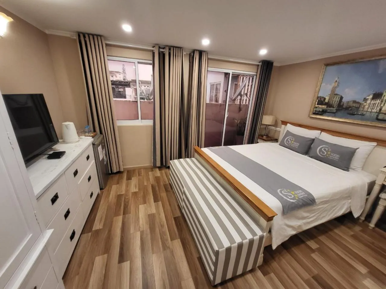 Bed in Saigon By Night Luxury Hotel