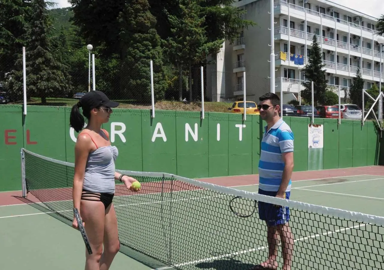 Tennis court in Hotel Granit