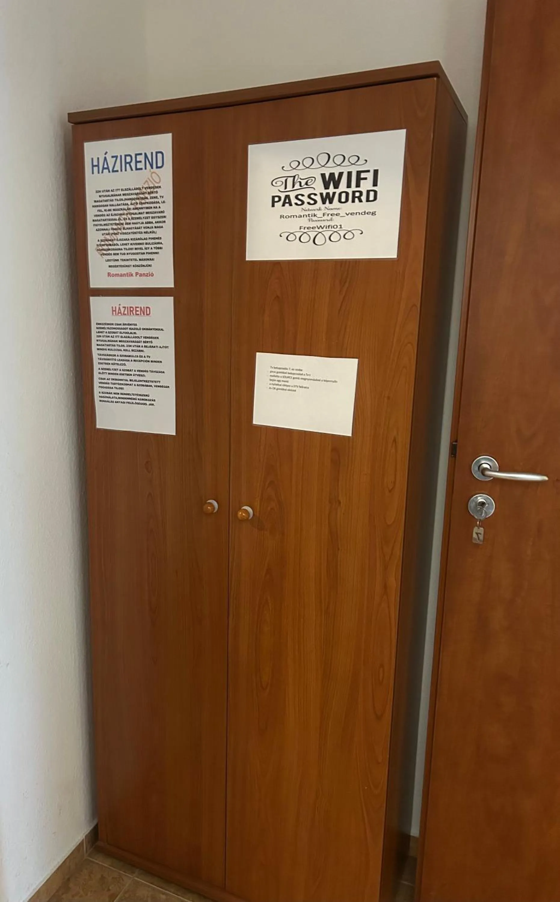 Text overlay in Romantik Étterem - Panzió