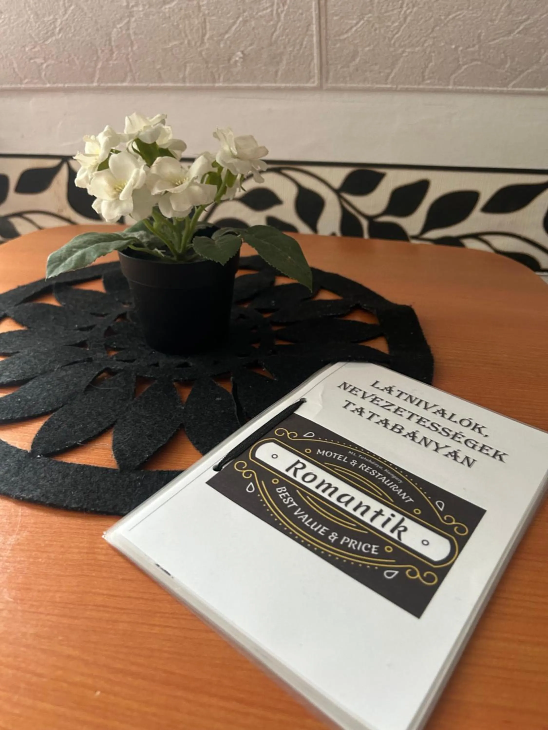 Decorative detail in Romantik Étterem - Panzió