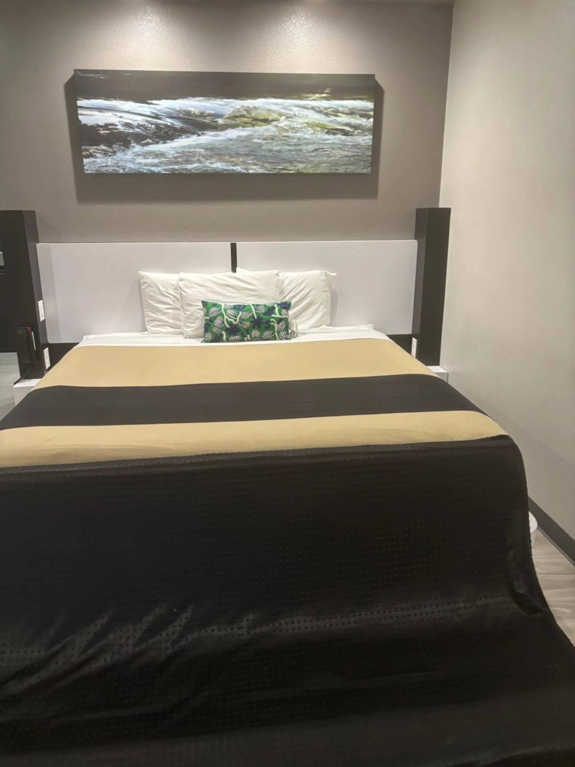 Bed in Crystal Inn - Sugarland