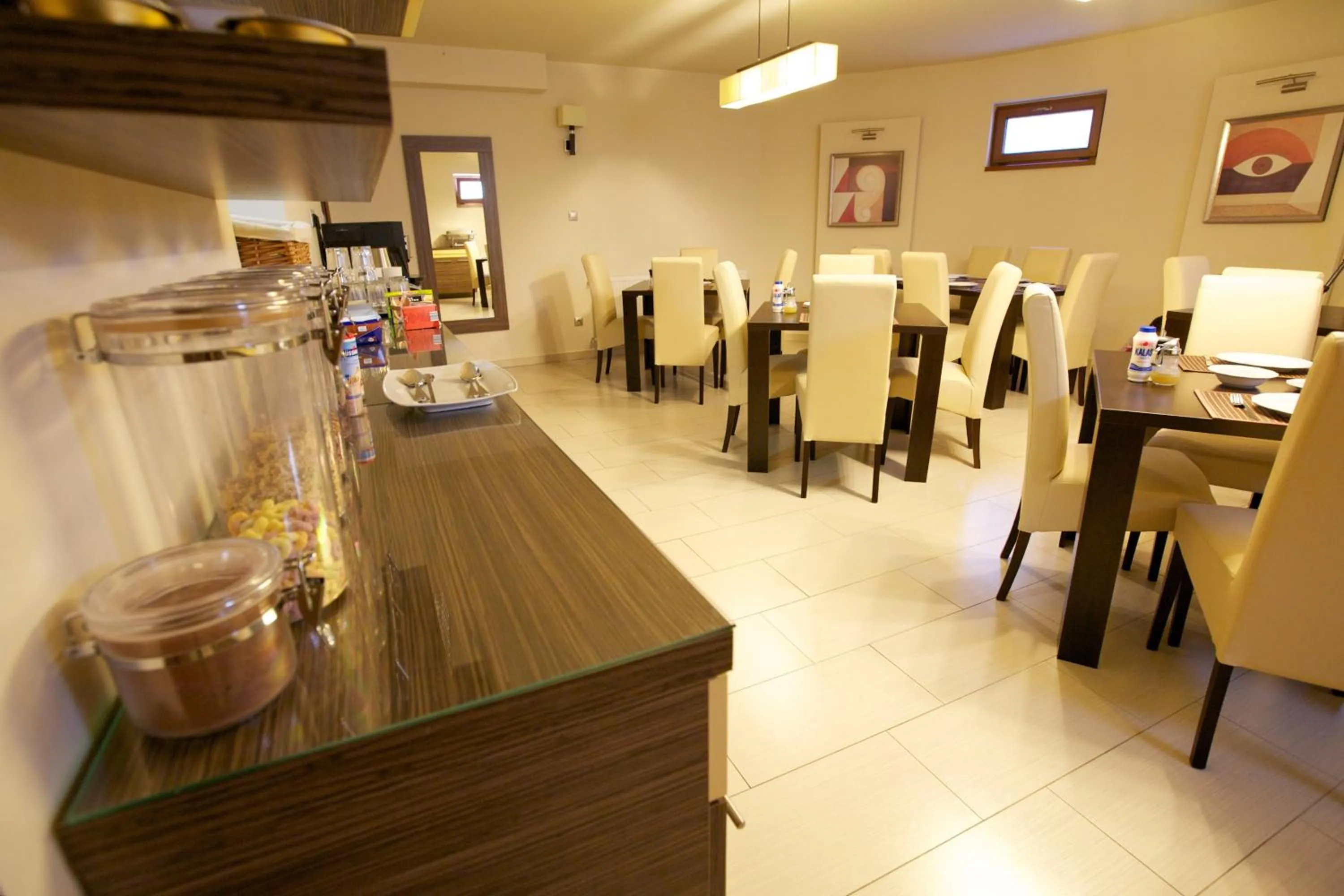 Restaurant/places to eat in Airport Wellness Panzio