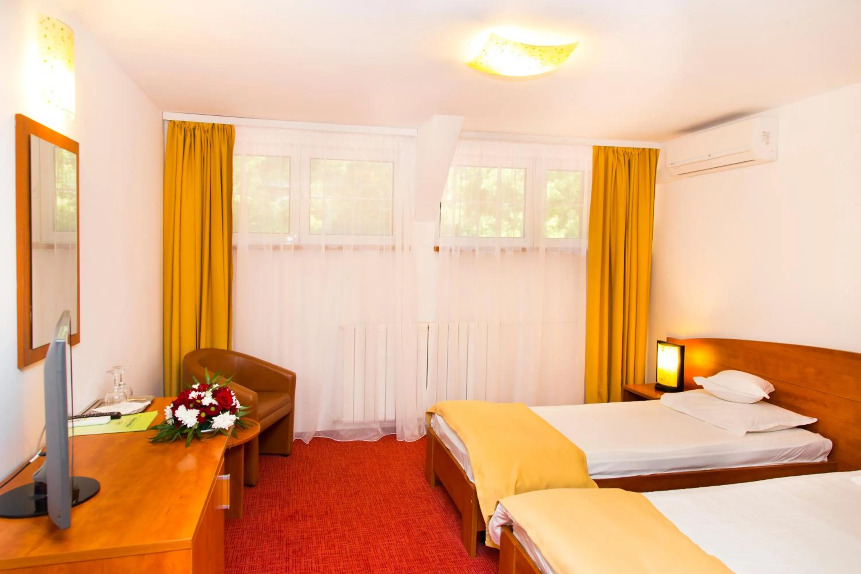 Bedroom, Bed in Hotel Herastrau