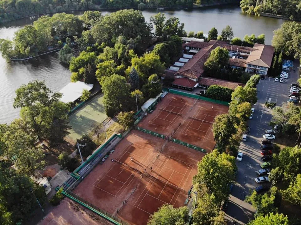 Tennis court in Hotel Herastrau