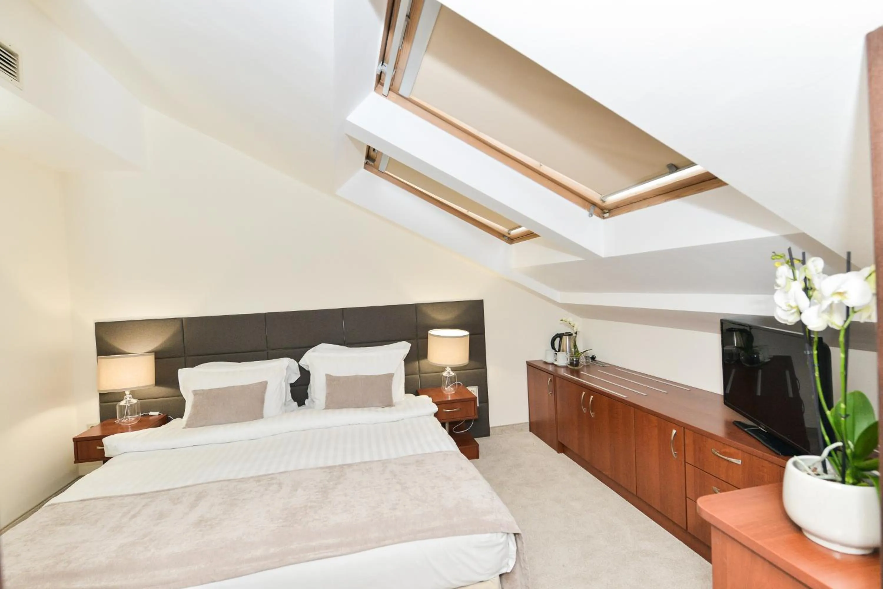 Bed in Art Plaza Hotel