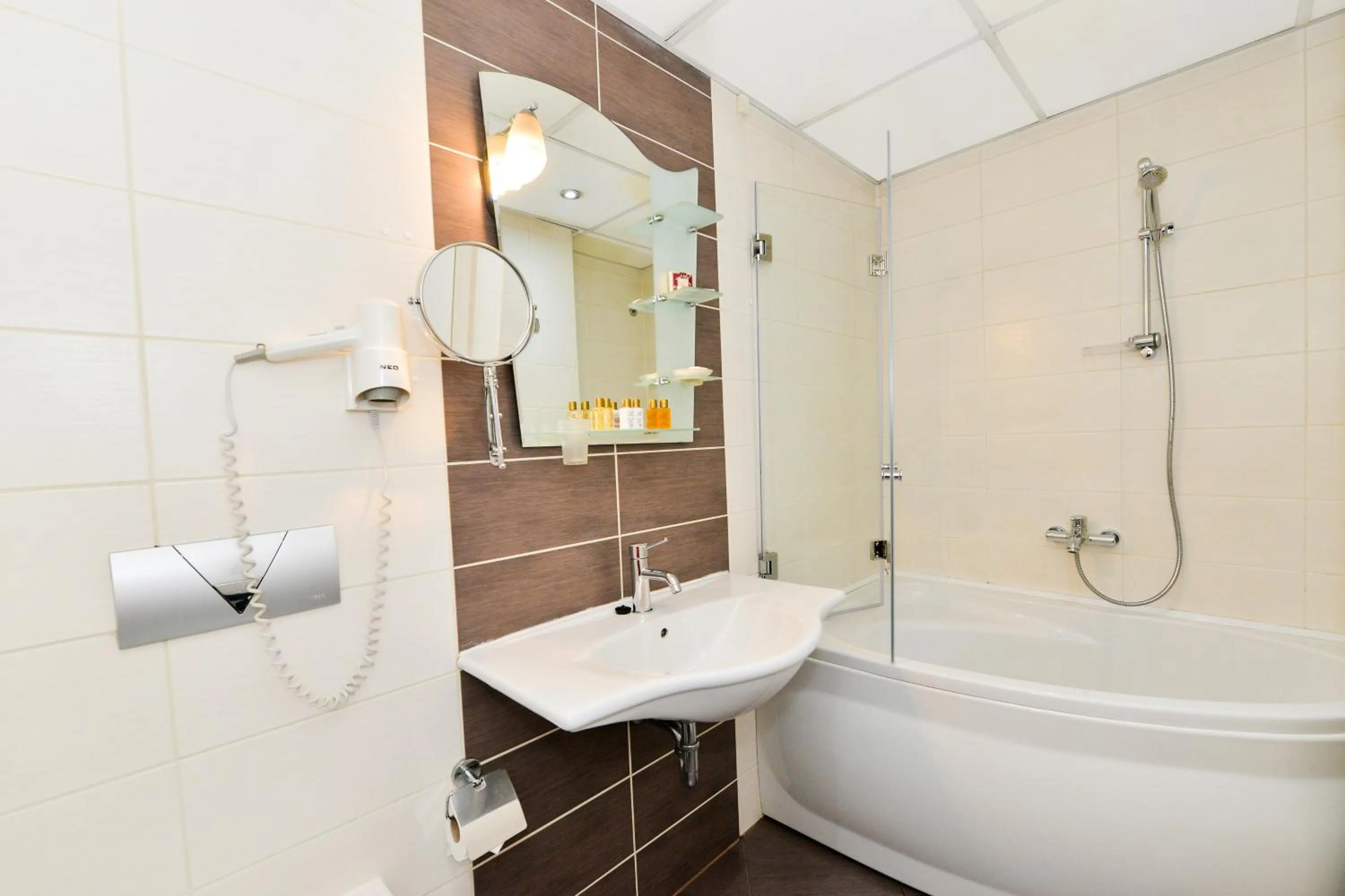 Shower in Art Plaza Hotel