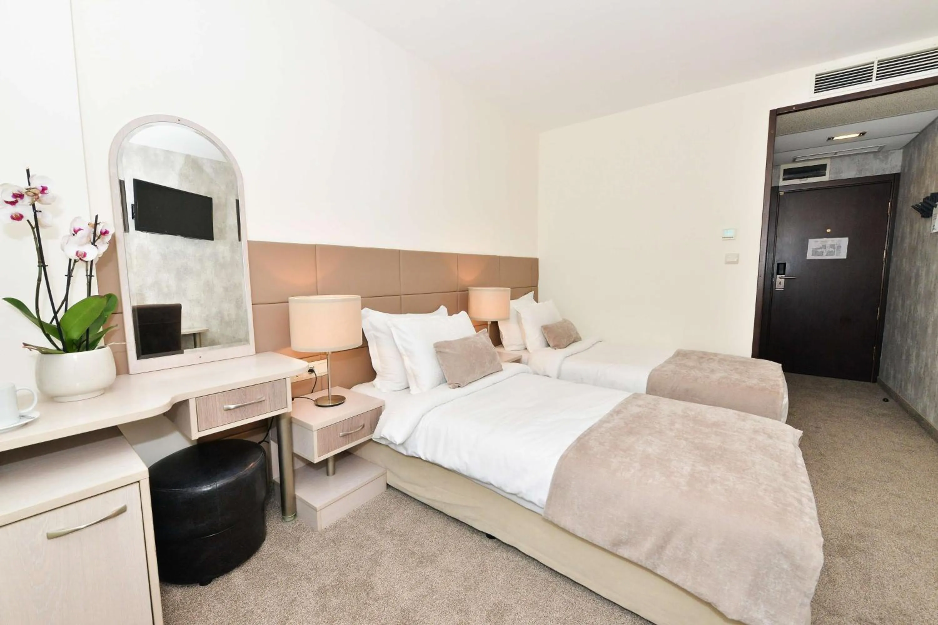 Bedroom, Bed in Art Plaza Hotel