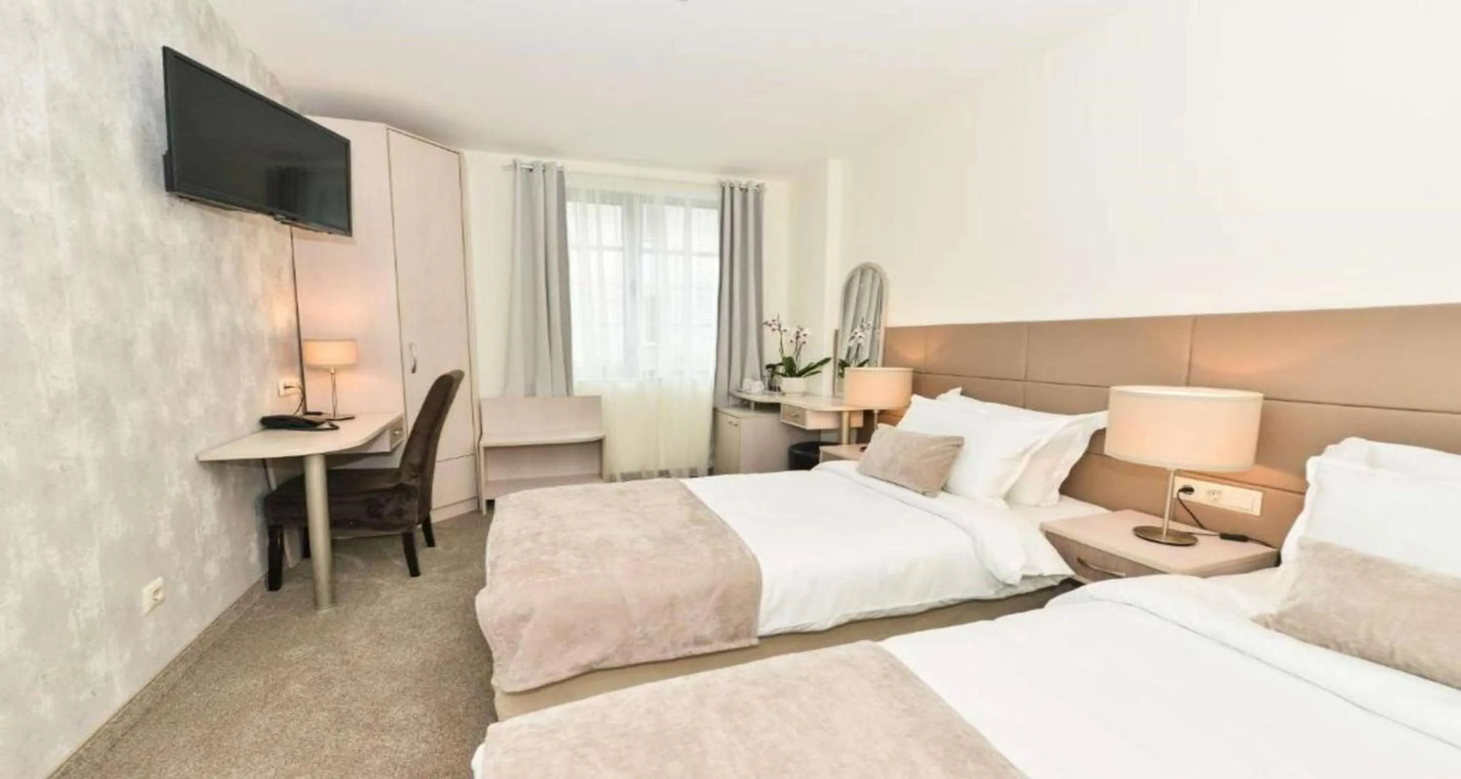 Bedroom, Bed in Art Plaza Hotel