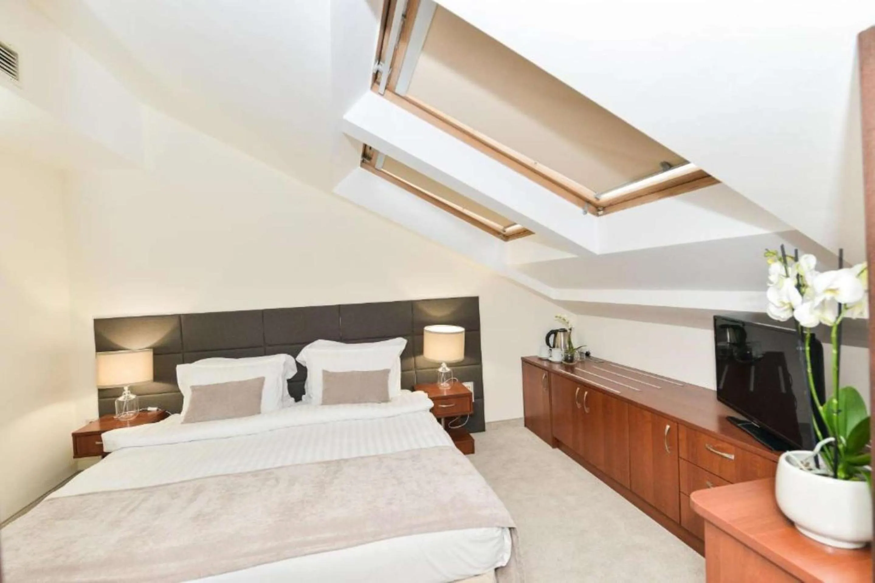 Bedroom, Bed in Art Plaza Hotel