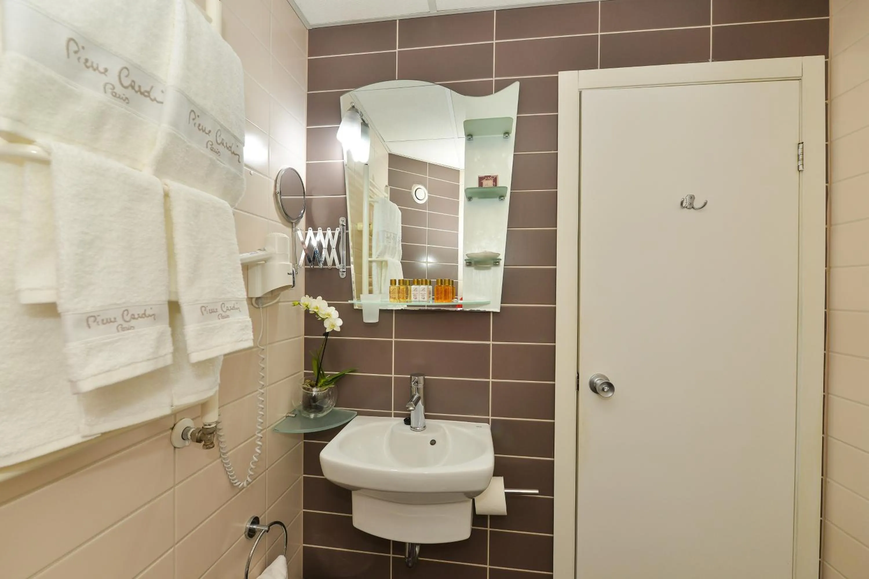 Shower in Art Plaza Hotel