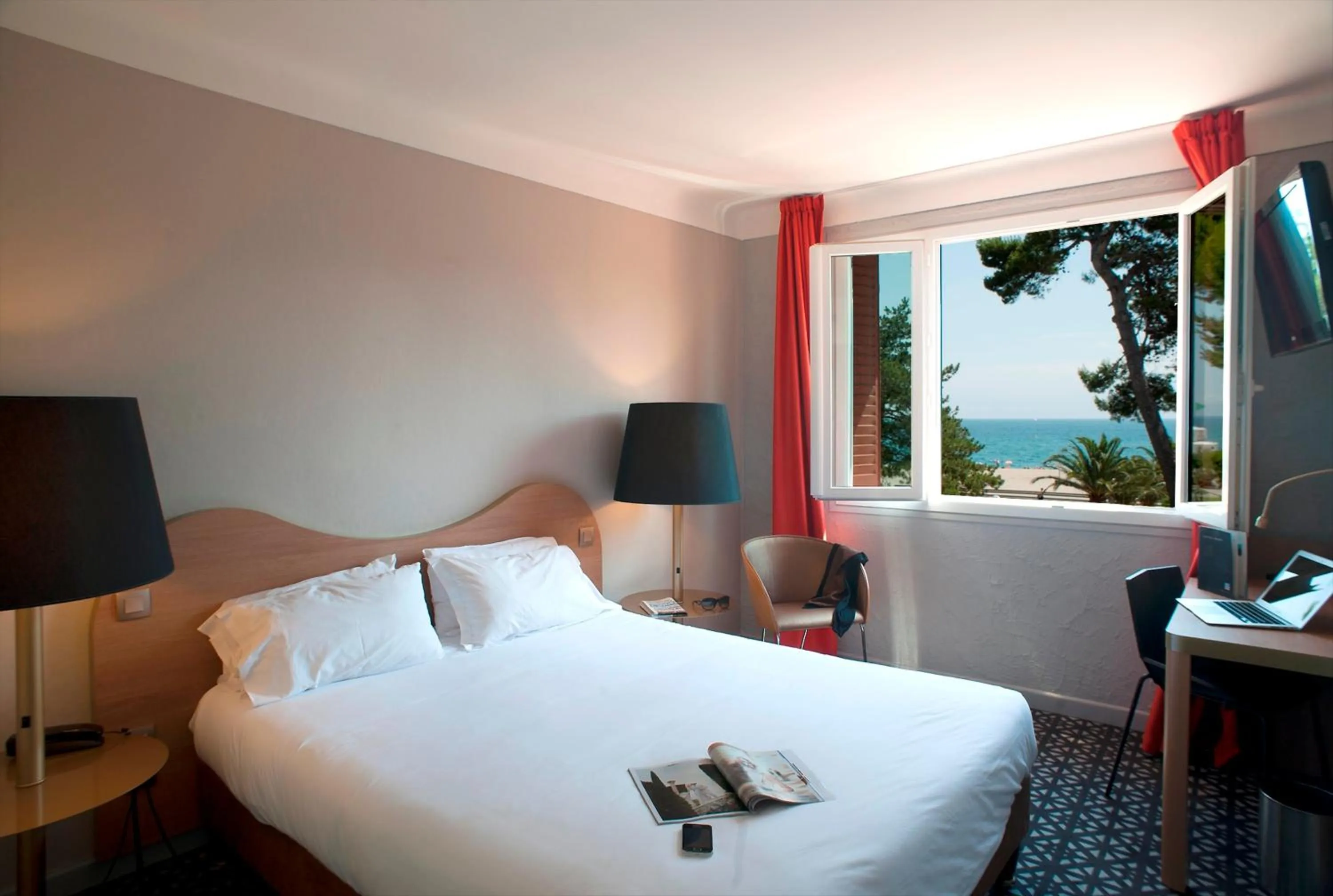 Bedroom, Bed in Hôtel Beau Rivage