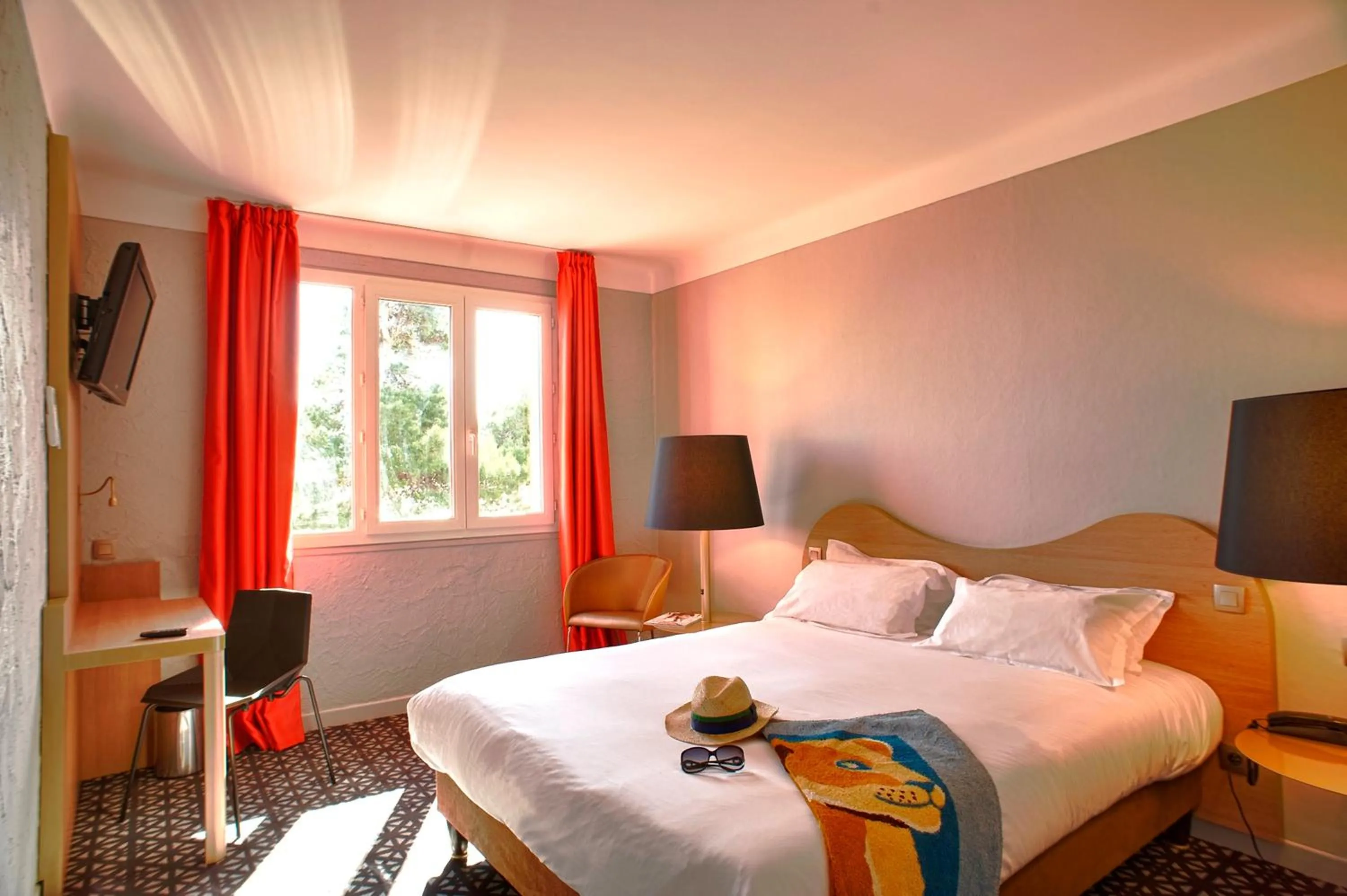 Bedroom, Bed in Hôtel Beau Rivage