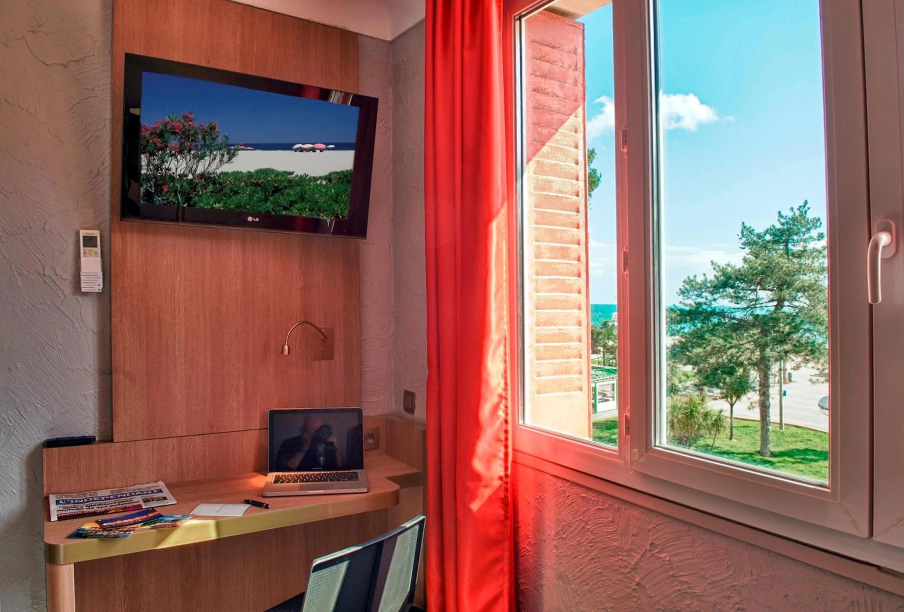 TV and multimedia in Hôtel Beau Rivage