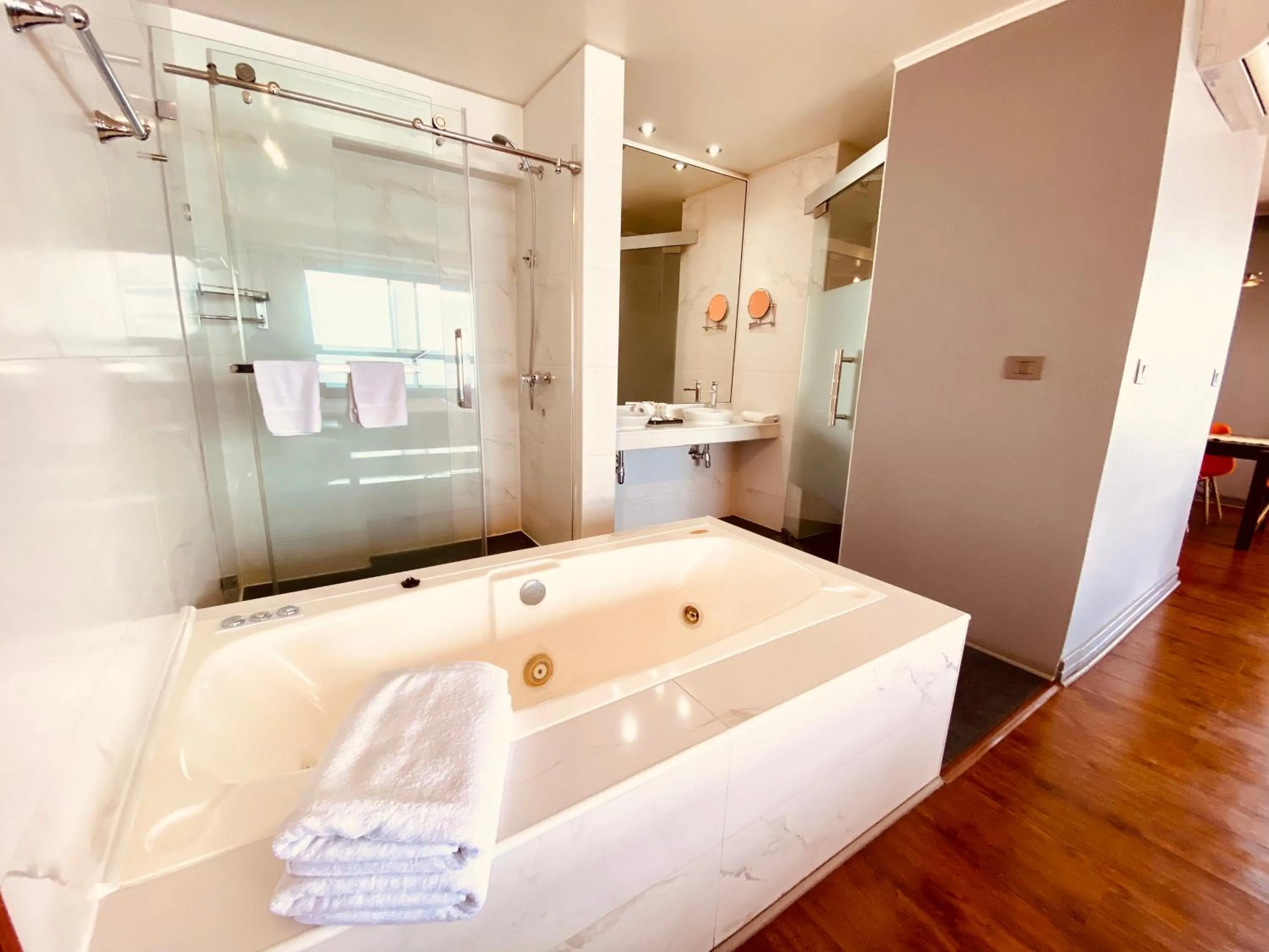 Hot Tub in Gran Cavancha Suite