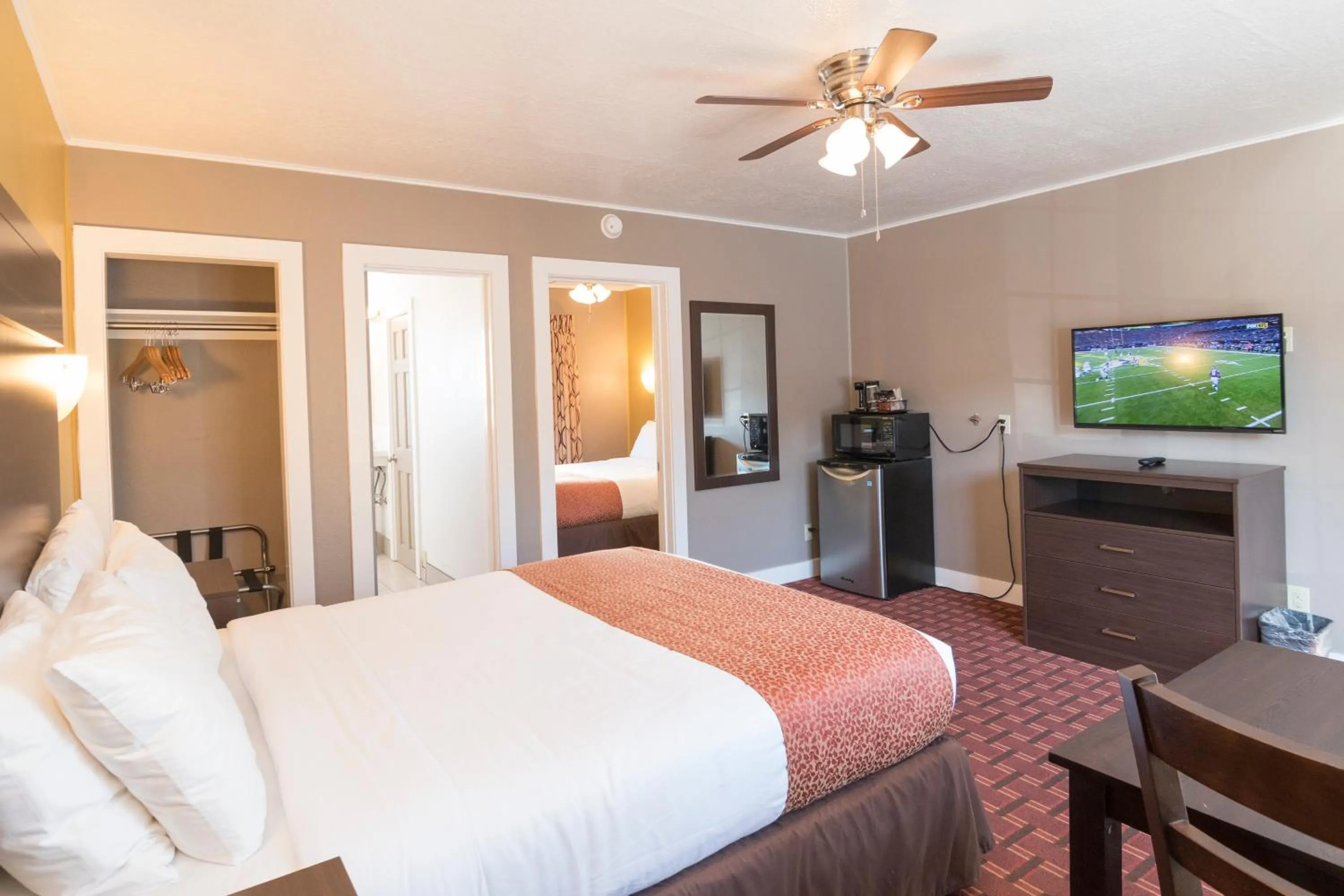 Photo of the whole room, Bed in Capitol Hill Motel