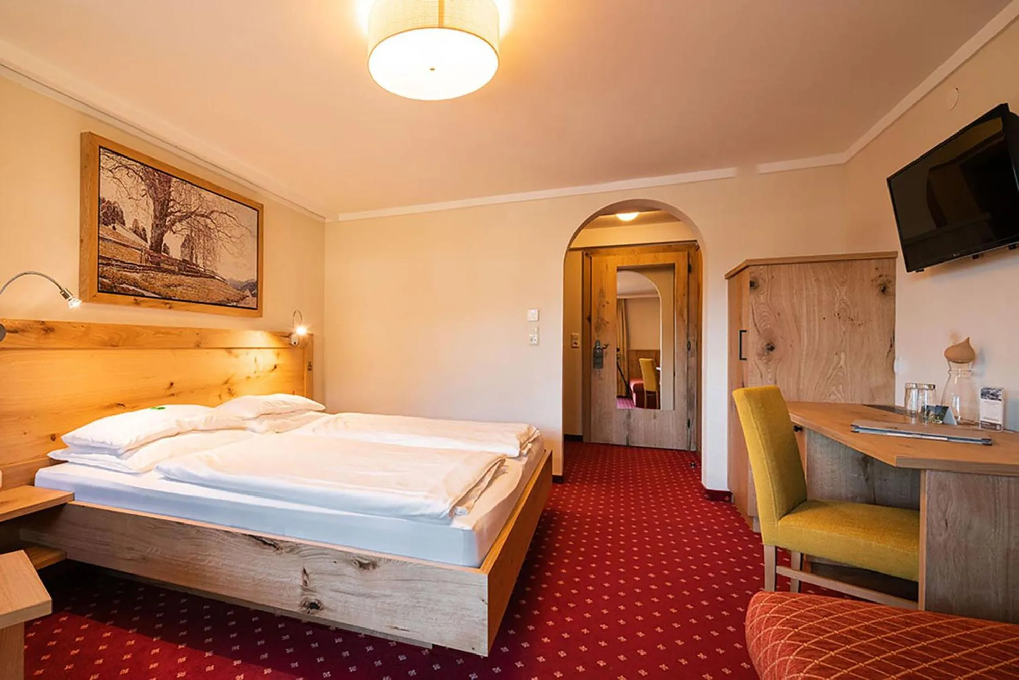 Photo of the whole room, Bed in Hotel Senningerbräu