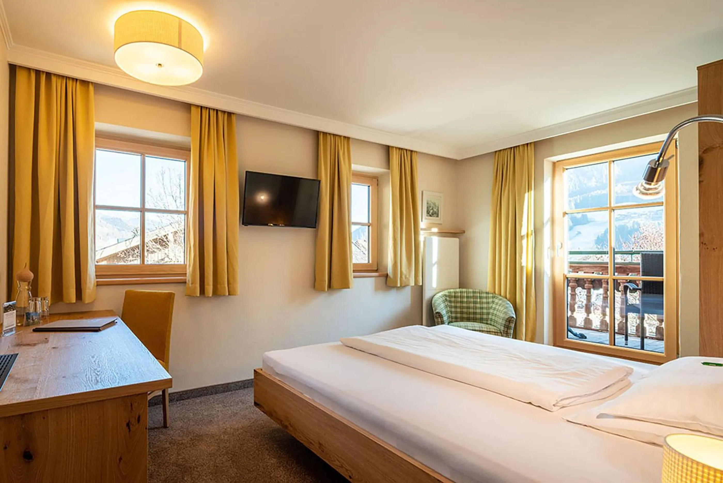 Photo of the whole room, Bed in Hotel Senningerbräu