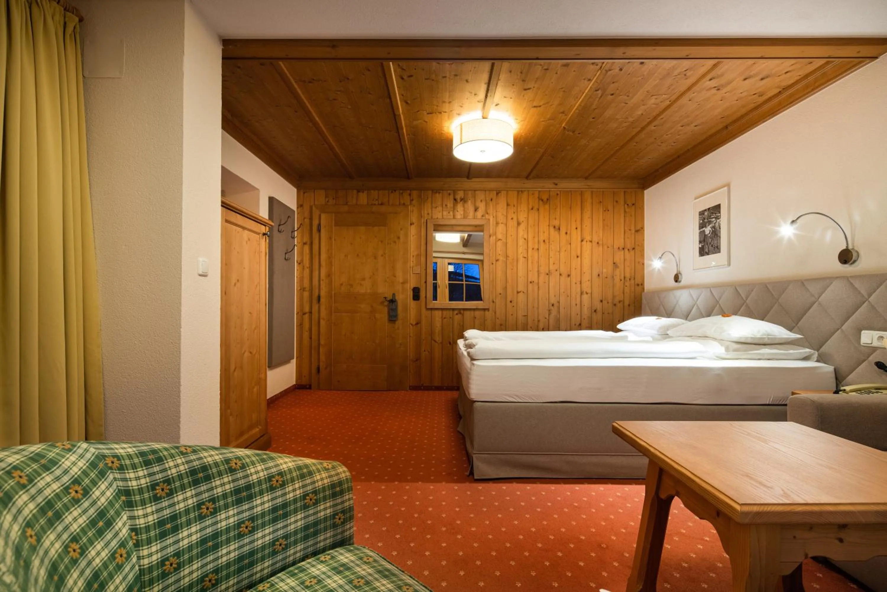 Photo of the whole room, Bed in Hotel Senningerbräu