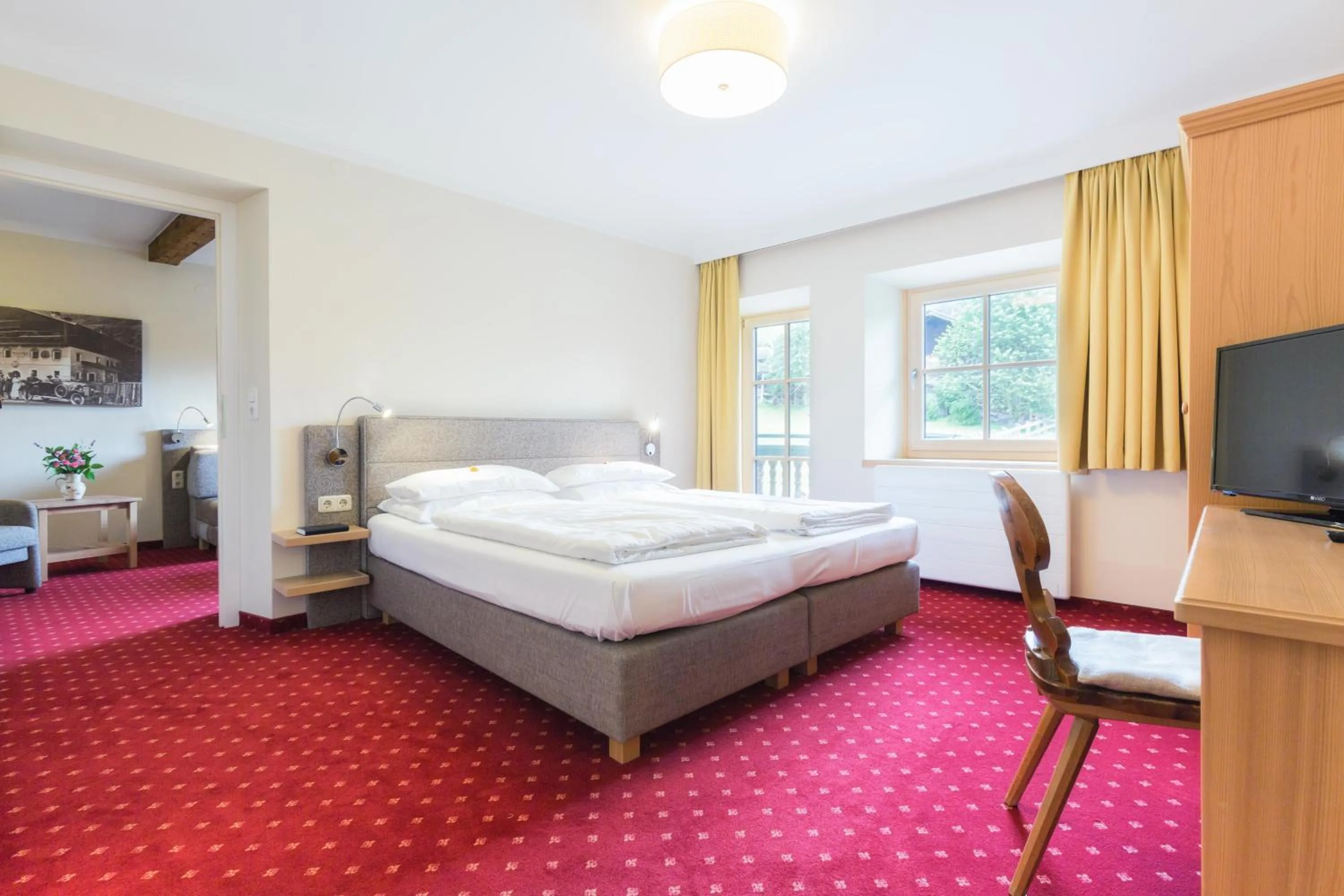 Photo of the whole room, Bed in Hotel Senningerbräu