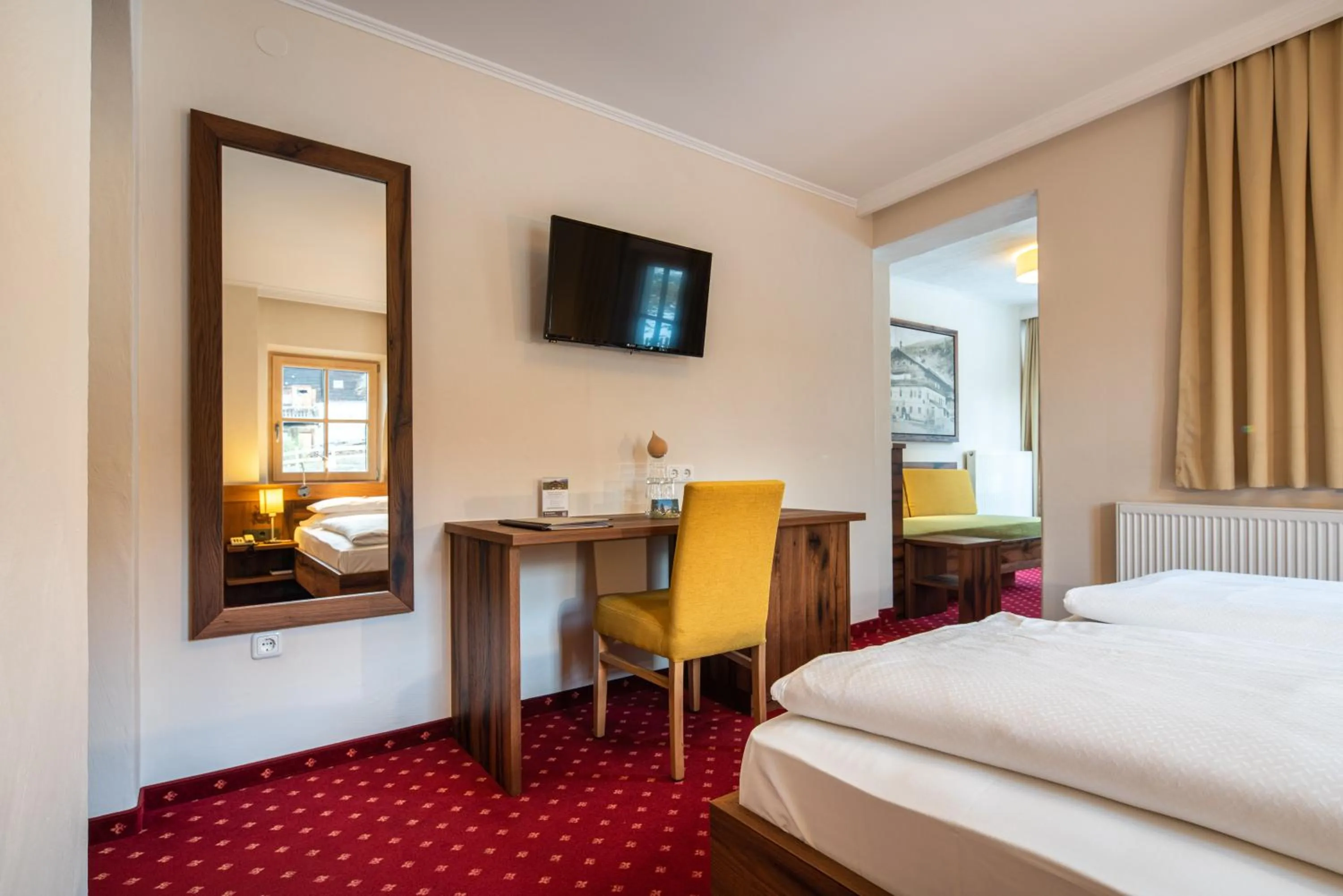 Photo of the whole room, Bed in Hotel Senningerbräu