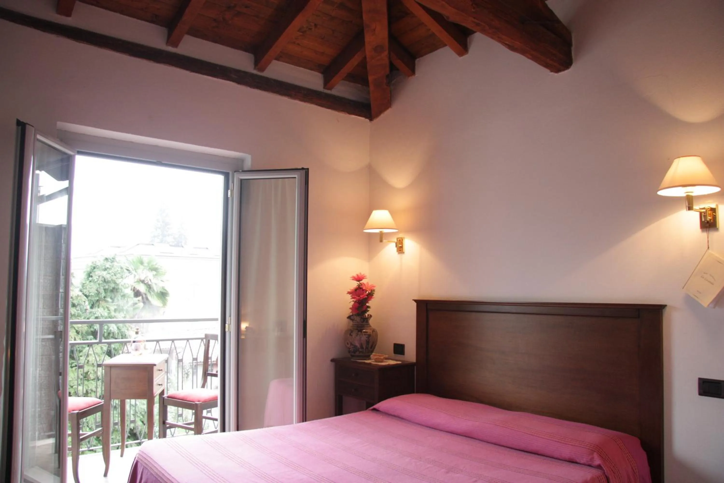 Balcony/Terrace, Bed in Hotel La Locanda