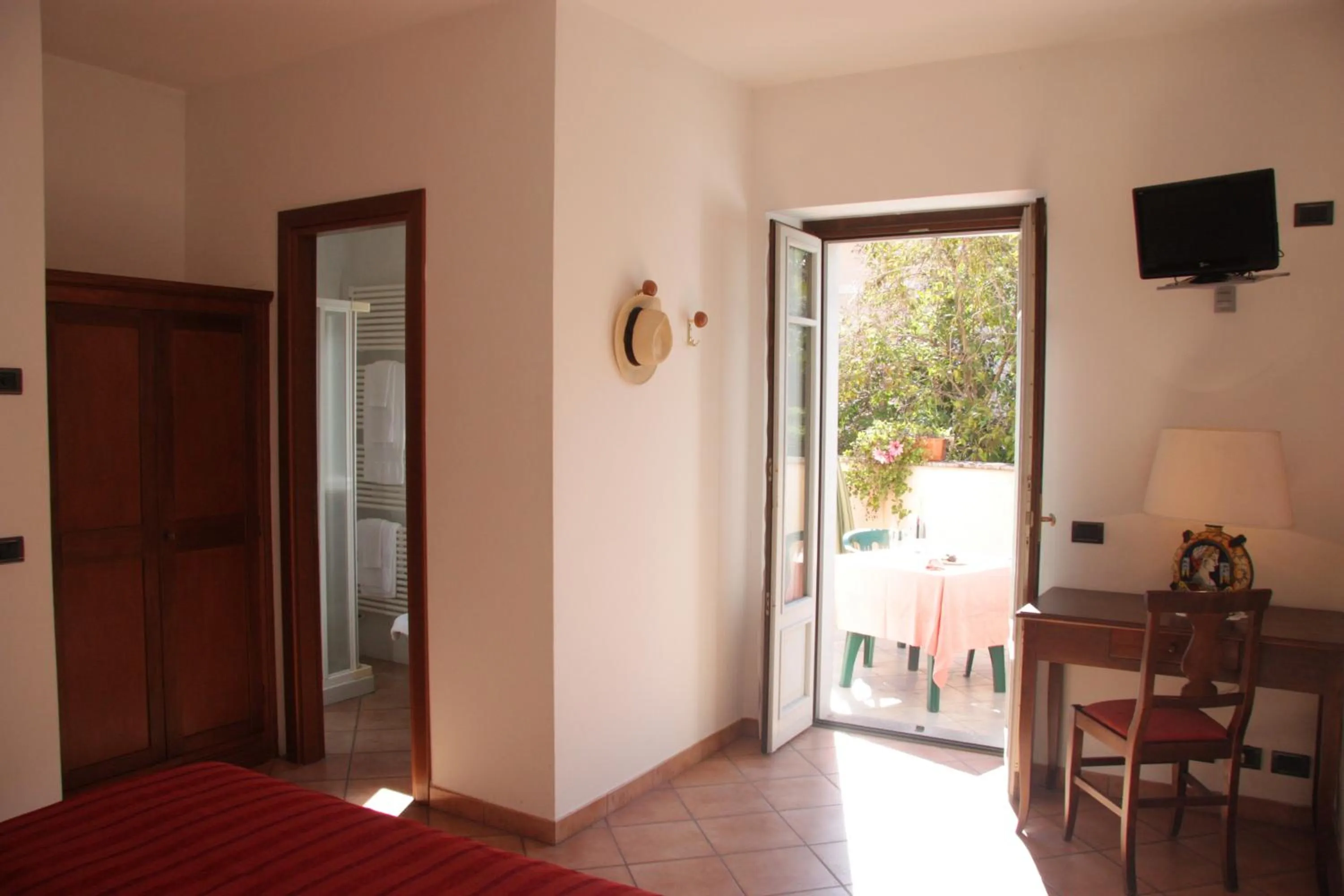 Patio, Bed in Hotel La Locanda